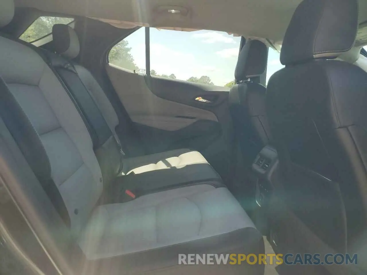 11 Photograph of a damaged car 2GNAXNEV4L6273835 CHEVROLET EQUINOX 2020