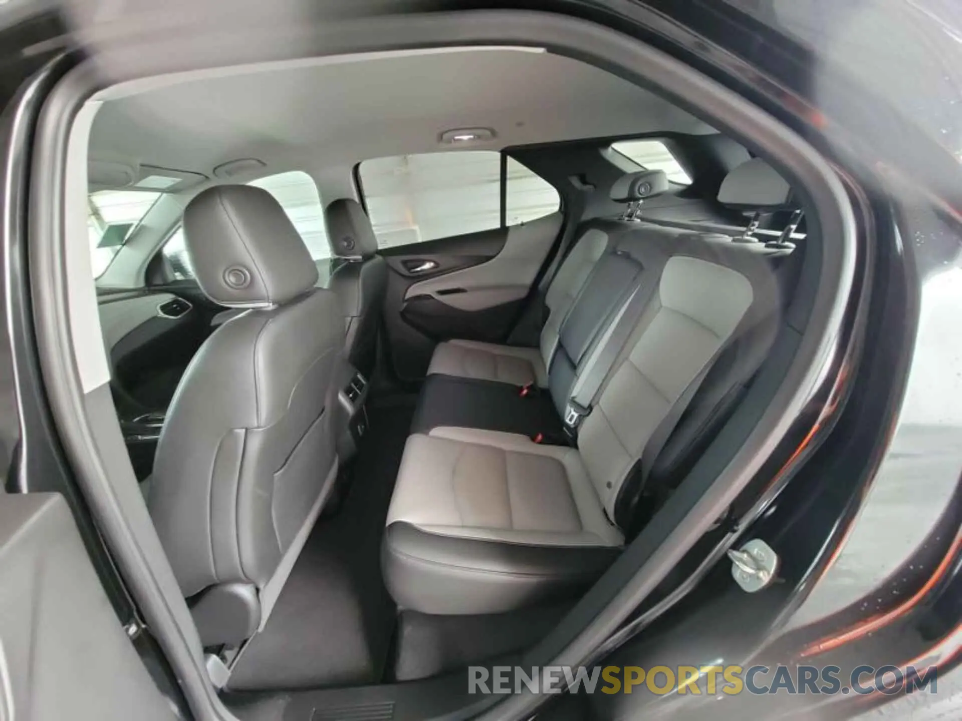 18 Photograph of a damaged car 2GNAXNEV7L6182994 CHEVROLET EQUINOX 2020