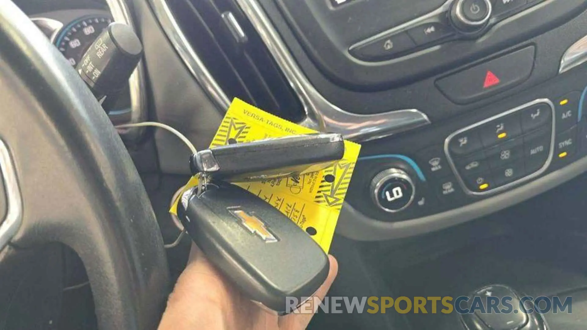 4 Photograph of a damaged car 2GNAXTEV1L6169758 CHEVROLET EQUINOX 2020
