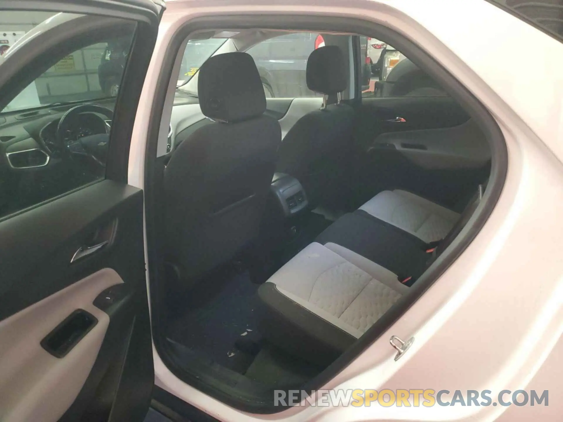 4 Photograph of a damaged car 2GNAXTEV6L6235088 CHEVROLET EQUINOX 2020