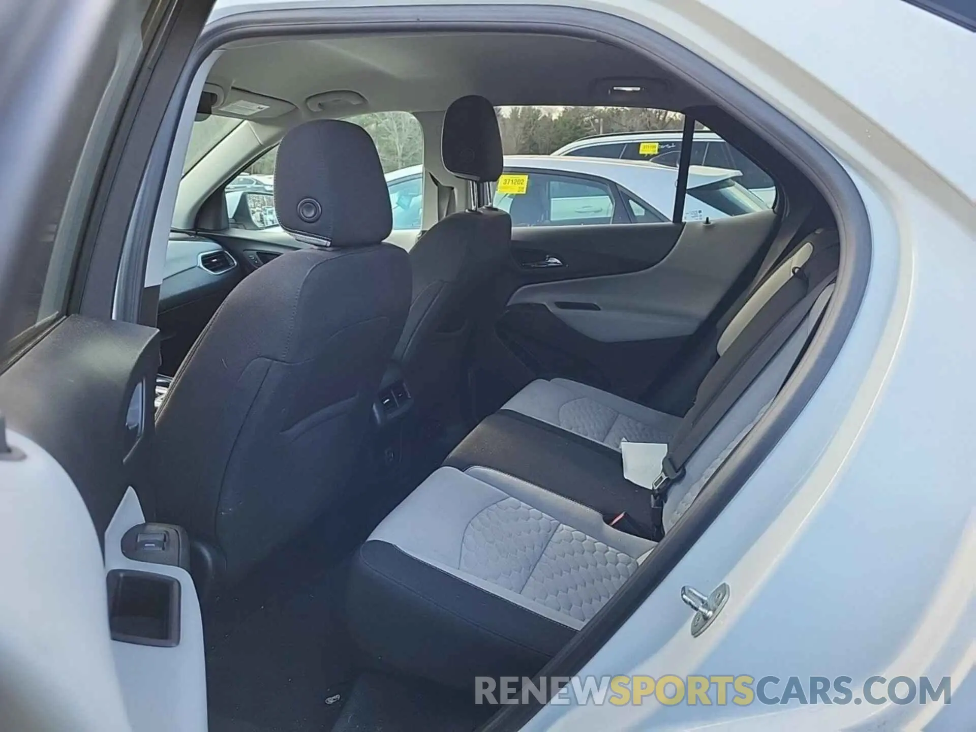 24 Photograph of a damaged car 2GNAXTEV7L6150678 CHEVROLET EQUINOX 2020