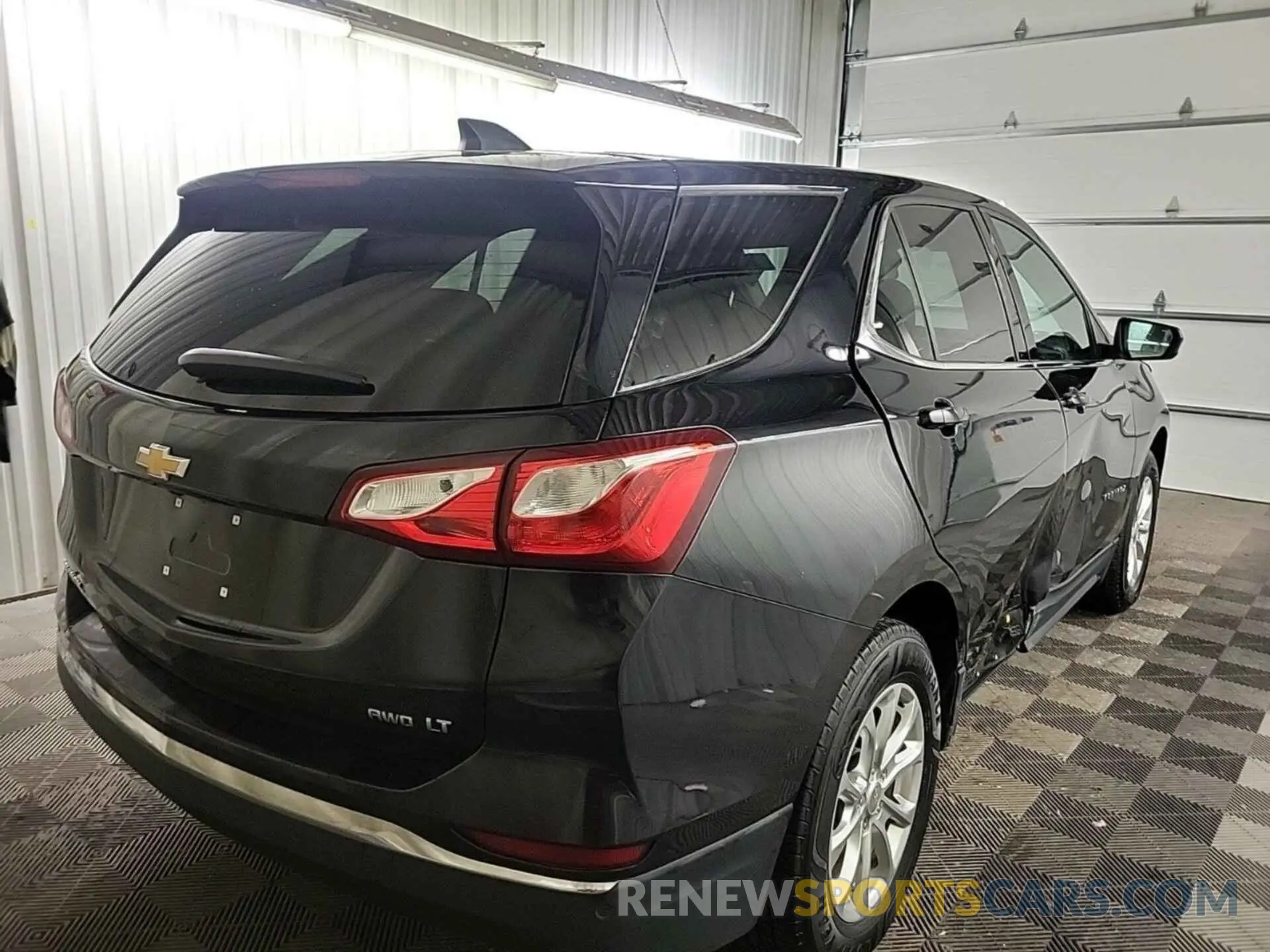 32 Photograph of a damaged car 2GNAXTEV8L6153041 CHEVROLET EQUINOX 2020