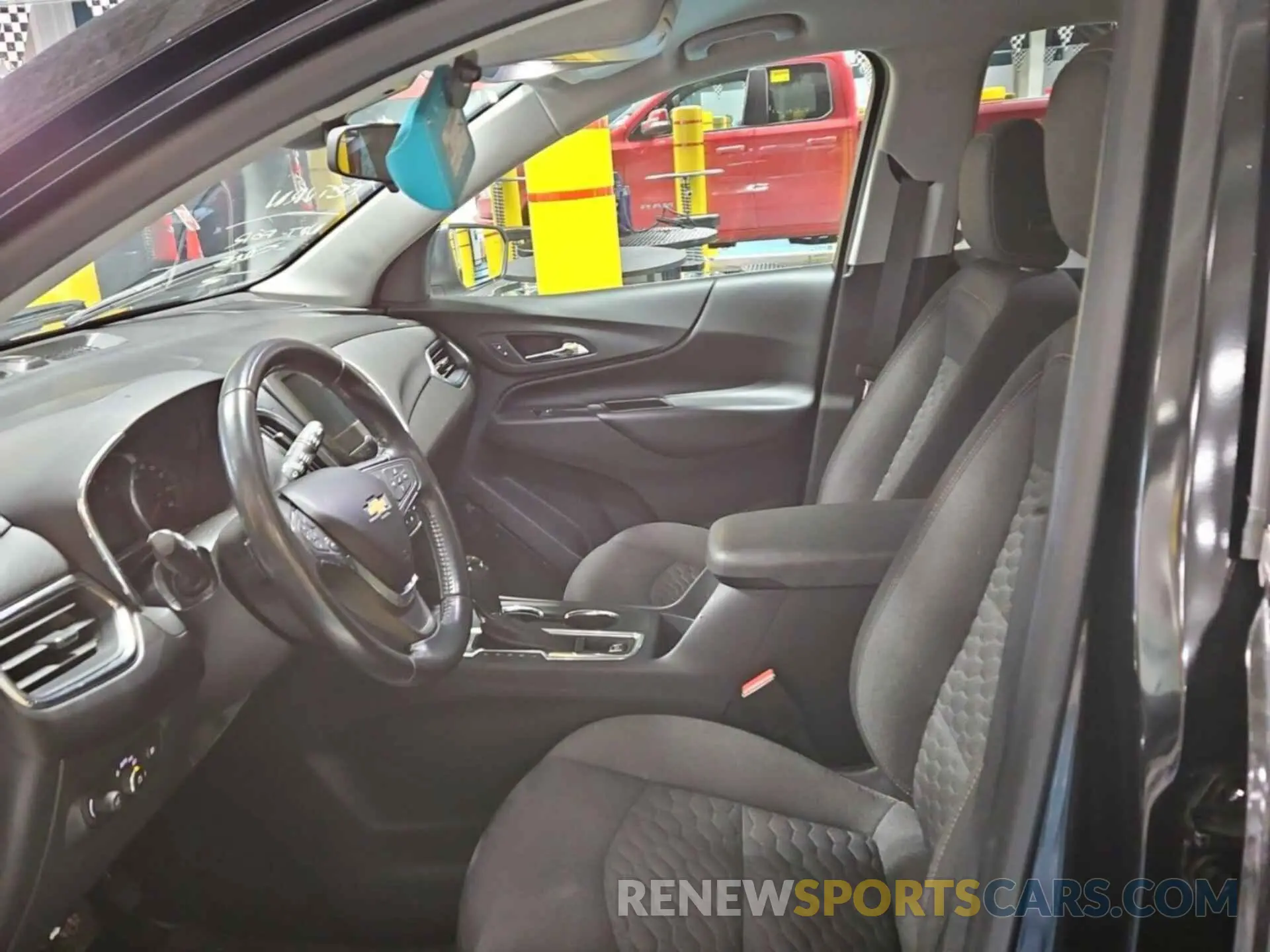 17 Photograph of a damaged car 2GNAXTEV8L6231771 CHEVROLET EQUINOX 2020