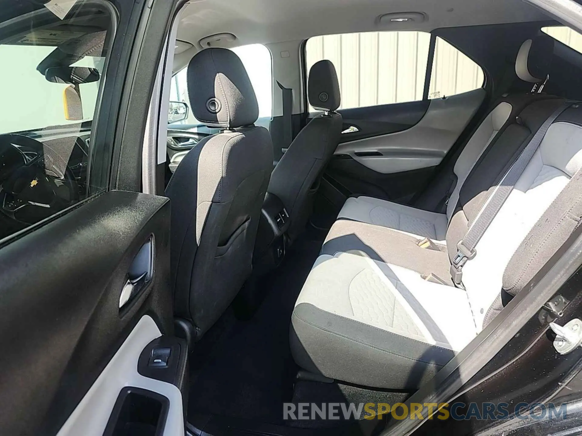 4 Photograph of a damaged car 2GNAXTEVXL6155891 CHEVROLET EQUINOX 2020