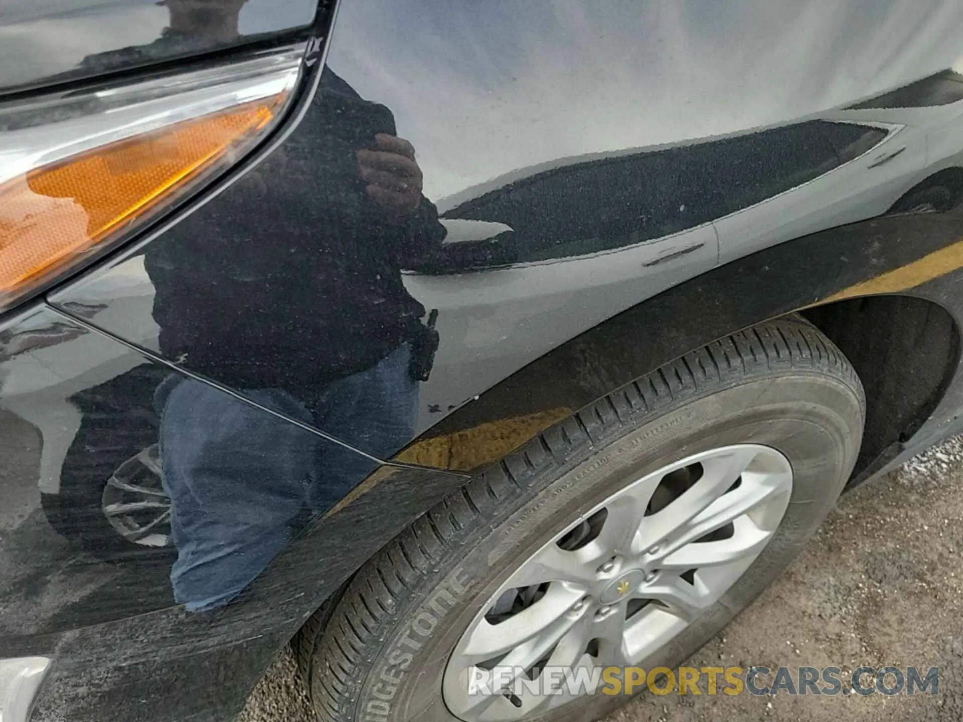 28 Photograph of a damaged car 2GNAXUEV0L6187318 CHEVROLET EQUINOX 2020