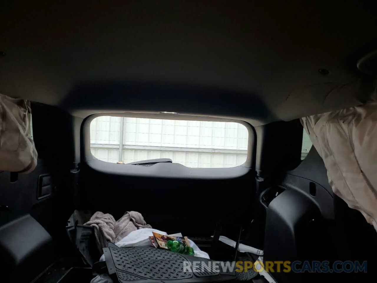 10 Photograph of a damaged car 2GNAXUEV1L6228572 CHEVROLET EQUINOX 2020