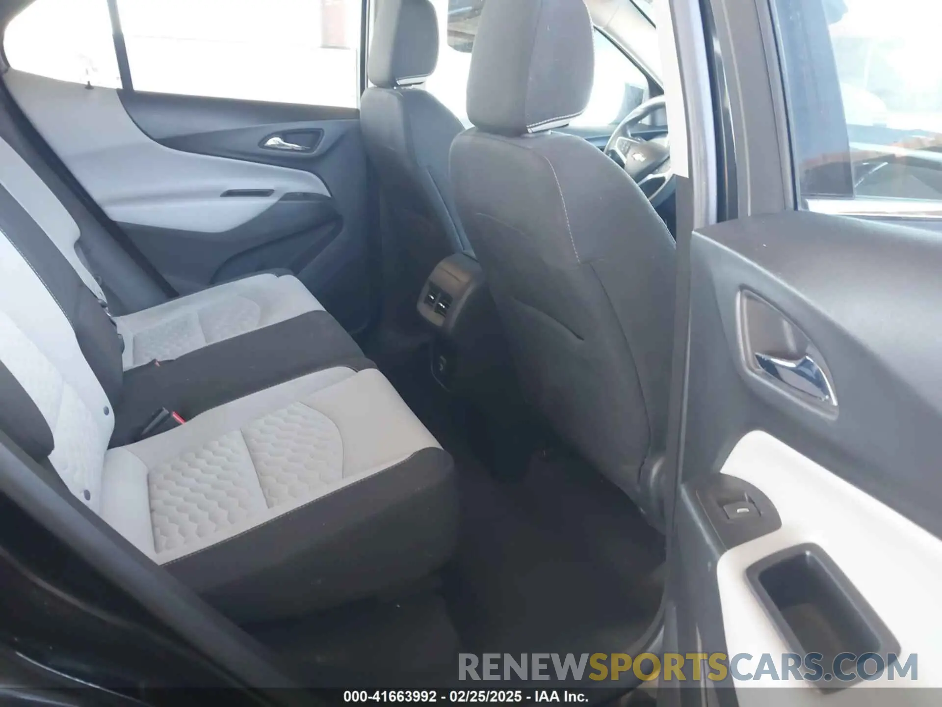 8 Photograph of a damaged car 2GNAXUEV2L6136869 CHEVROLET EQUINOX 2020