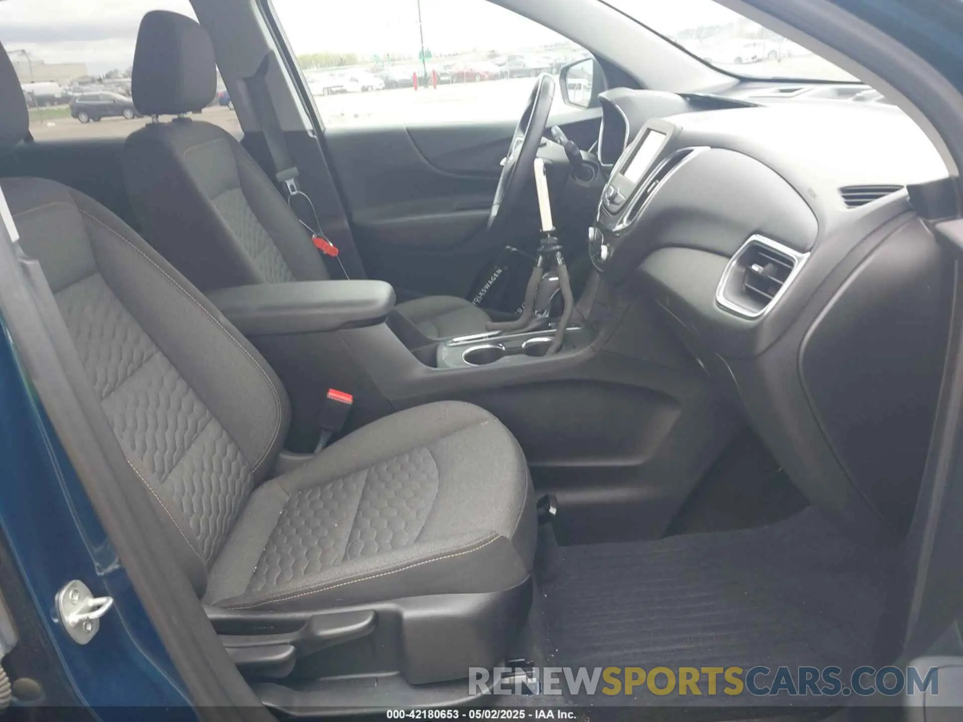 5 Photograph of a damaged car 2GNAXUEV3L6157178 CHEVROLET EQUINOX 2020