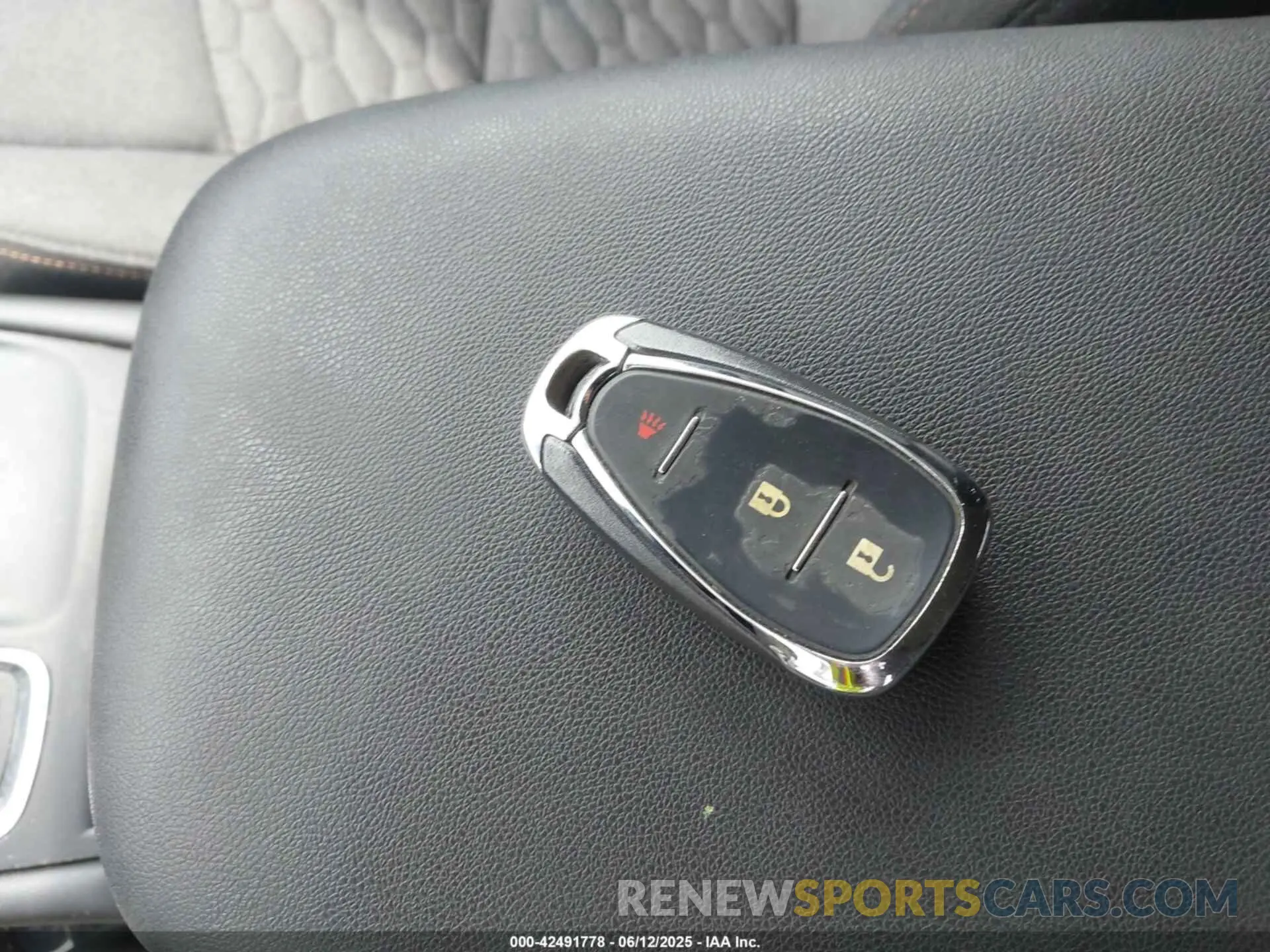 11 Photograph of a damaged car 2GNAXUEV4L6222555 CHEVROLET EQUINOX 2020
