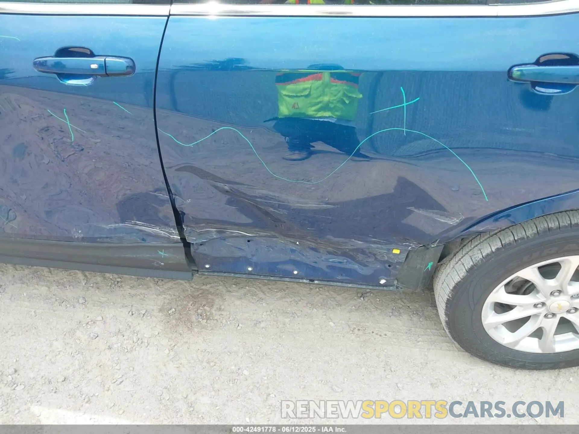 17 Photograph of a damaged car 2GNAXUEV4L6222555 CHEVROLET EQUINOX 2020