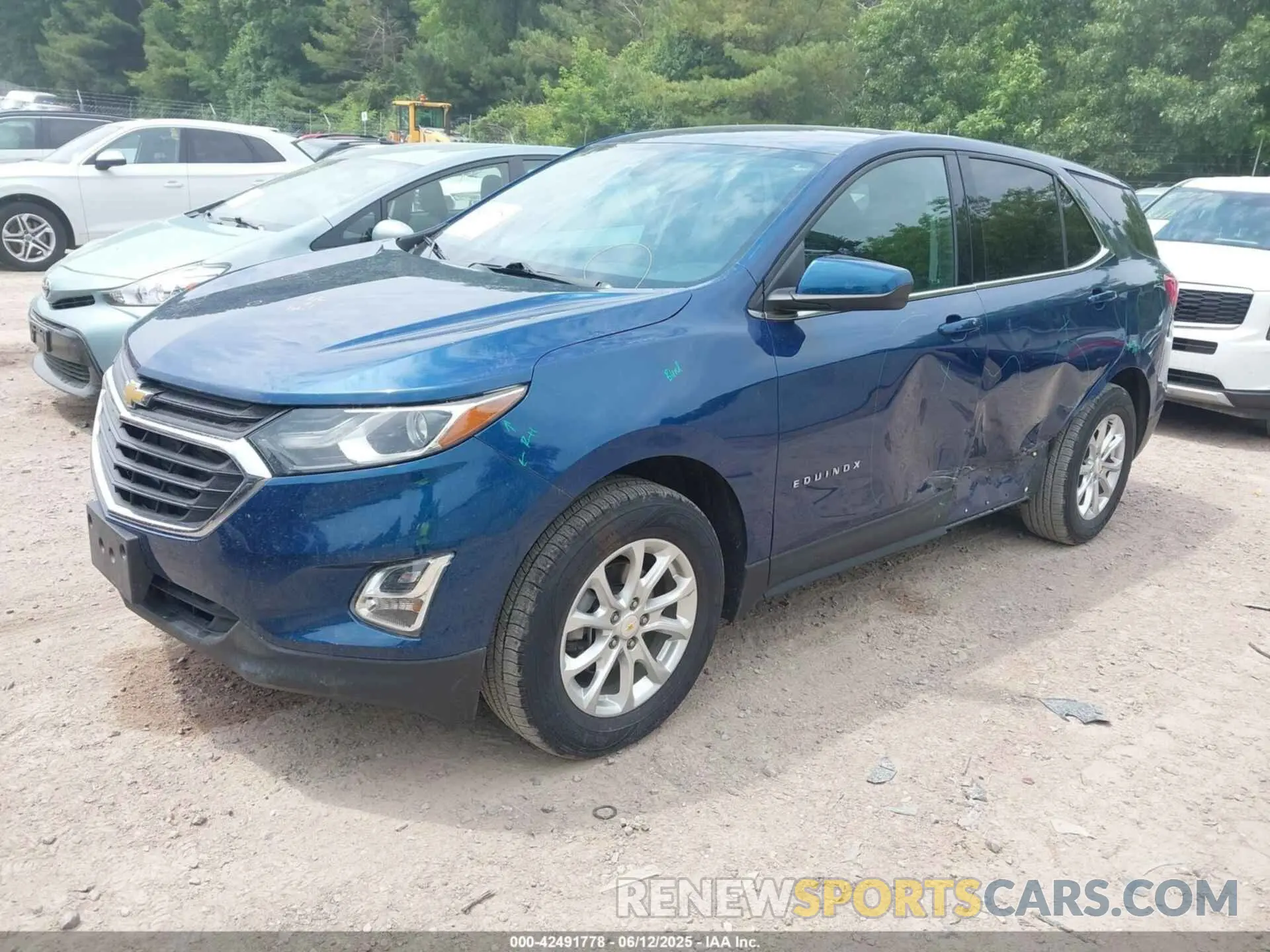 2 Photograph of a damaged car 2GNAXUEV4L6222555 CHEVROLET EQUINOX 2020