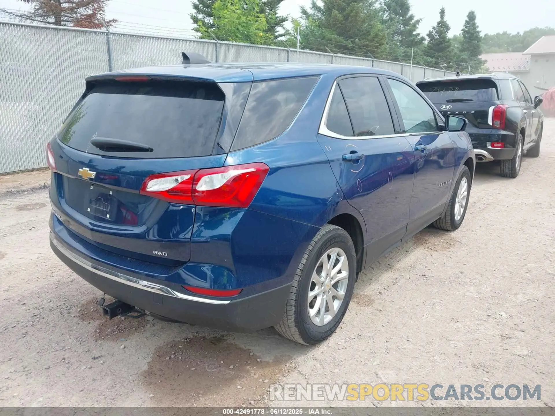 4 Photograph of a damaged car 2GNAXUEV4L6222555 CHEVROLET EQUINOX 2020
