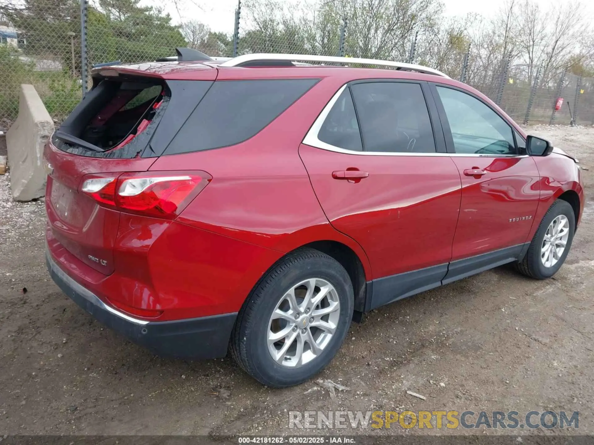 4 Photograph of a damaged car 2GNAXUEV6L6220600 CHEVROLET EQUINOX 2020