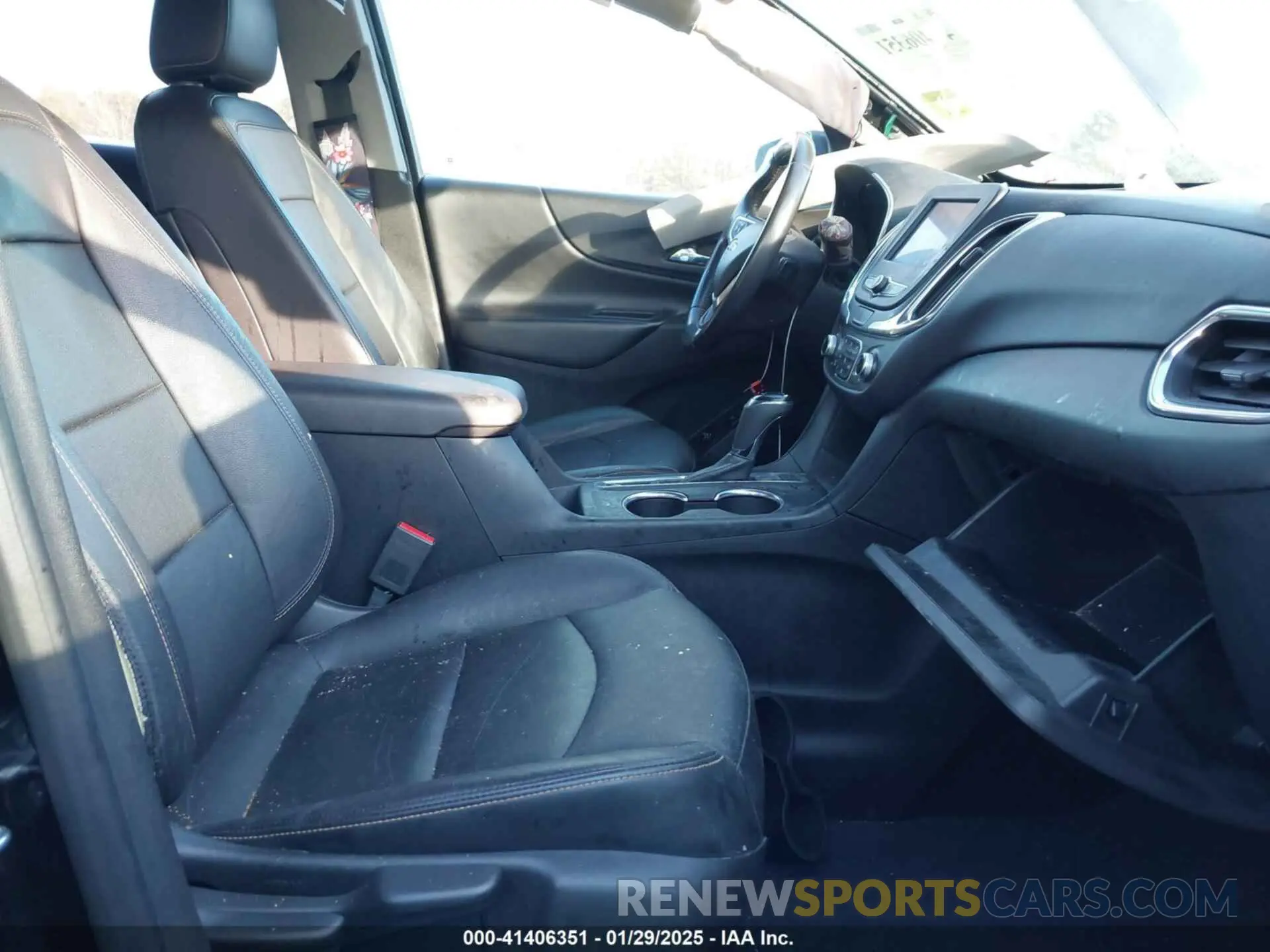5 Photograph of a damaged car 2GNAXUEV7L6235588 CHEVROLET EQUINOX 2020