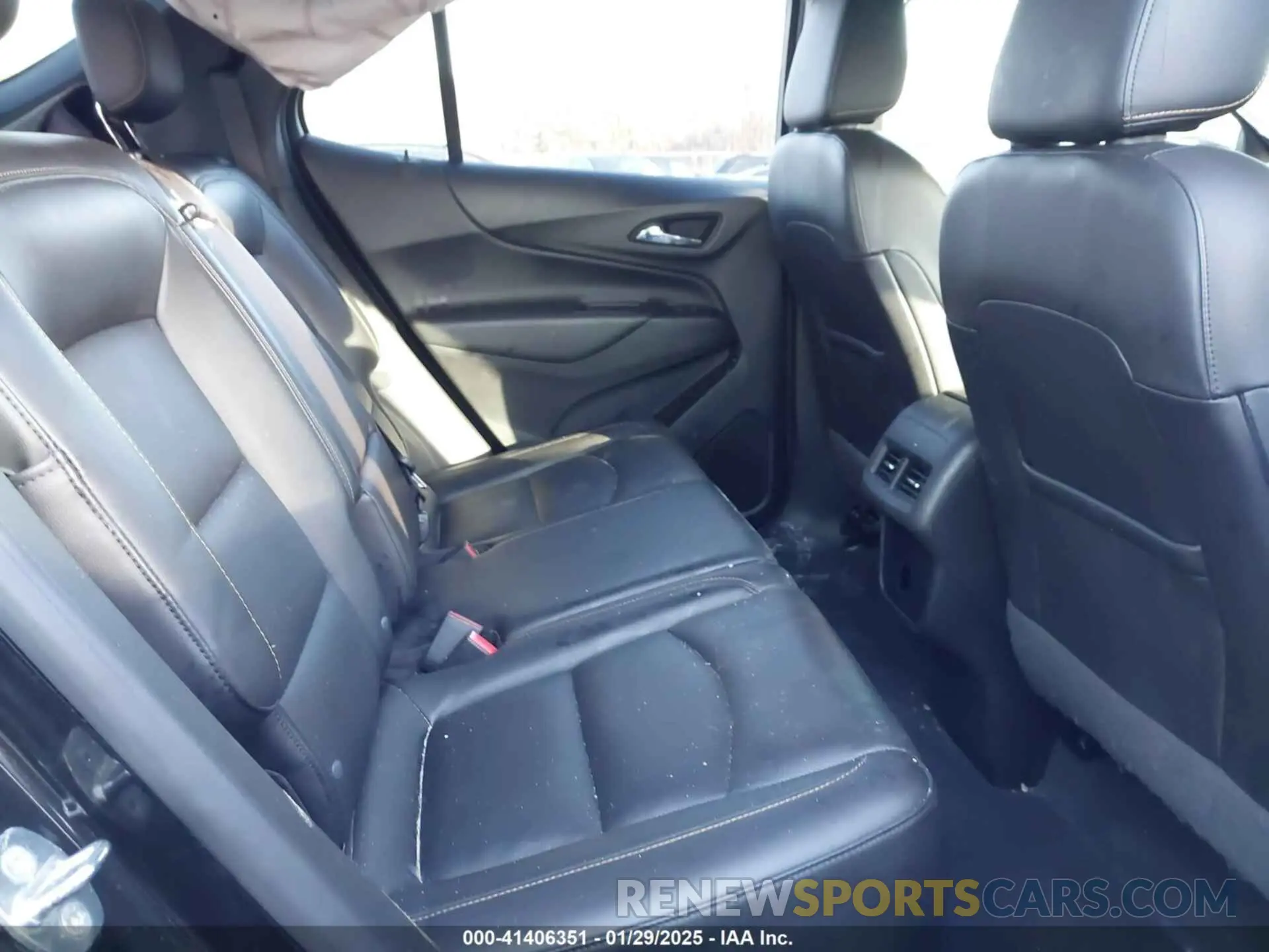 8 Photograph of a damaged car 2GNAXUEV7L6235588 CHEVROLET EQUINOX 2020
