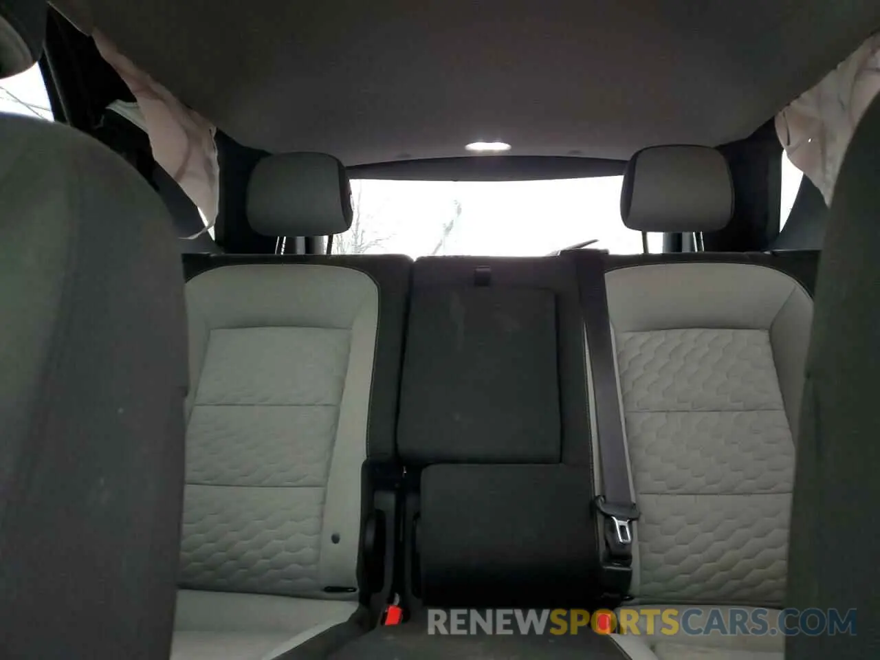 10 Photograph of a damaged car 2GNAXUEV8L6154728 CHEVROLET EQUINOX 2020