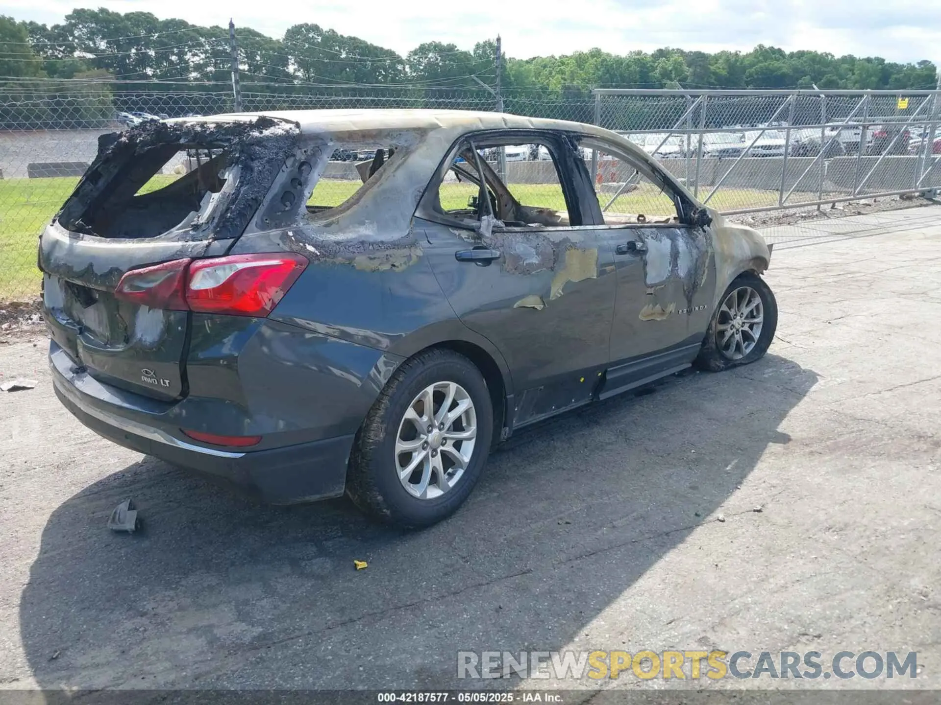 4 Photograph of a damaged car 2GNAXUEV9L6215861 CHEVROLET EQUINOX 2020