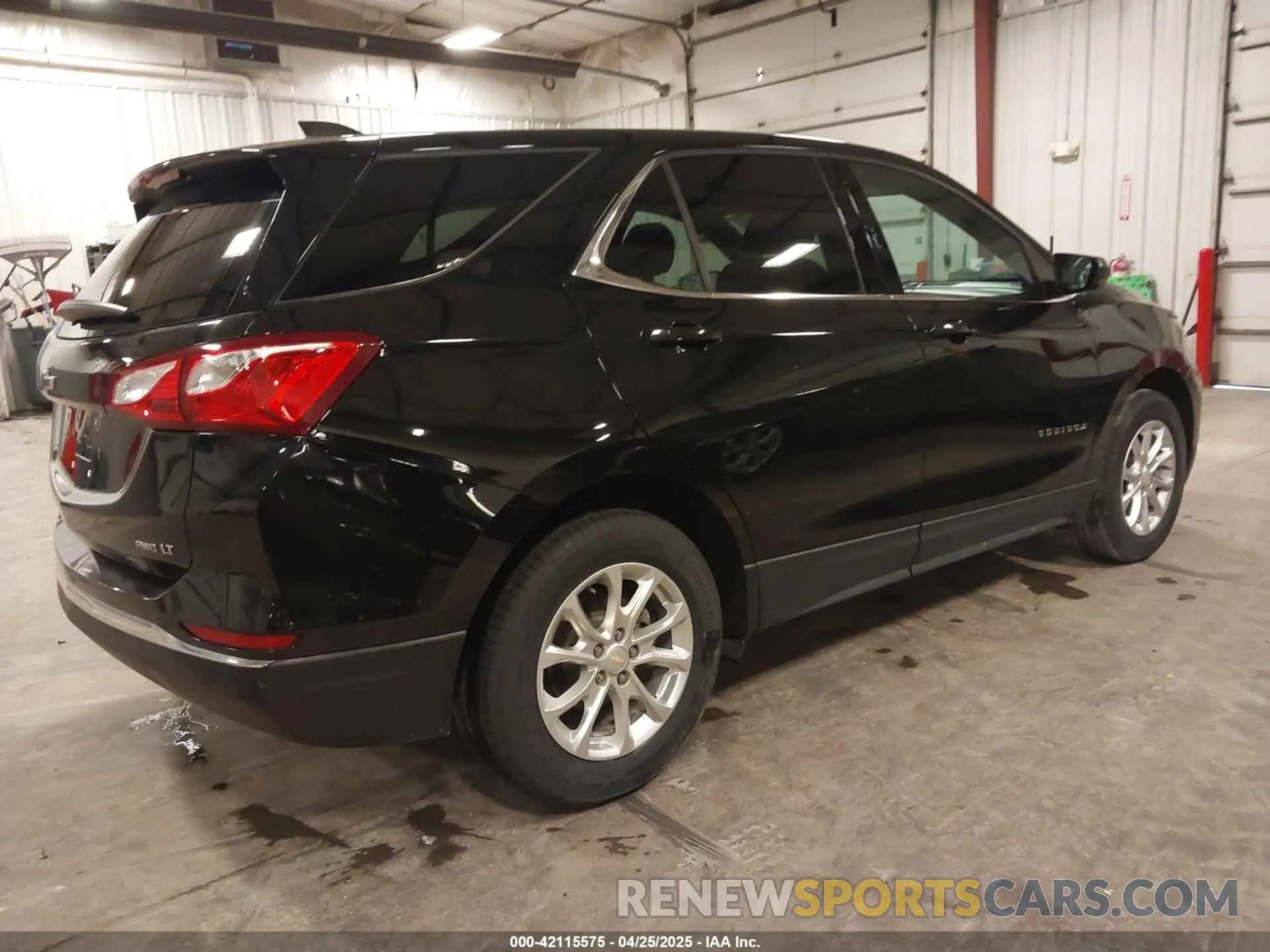 4 Photograph of a damaged car 2GNAXUEV9L6283724 CHEVROLET EQUINOX 2020