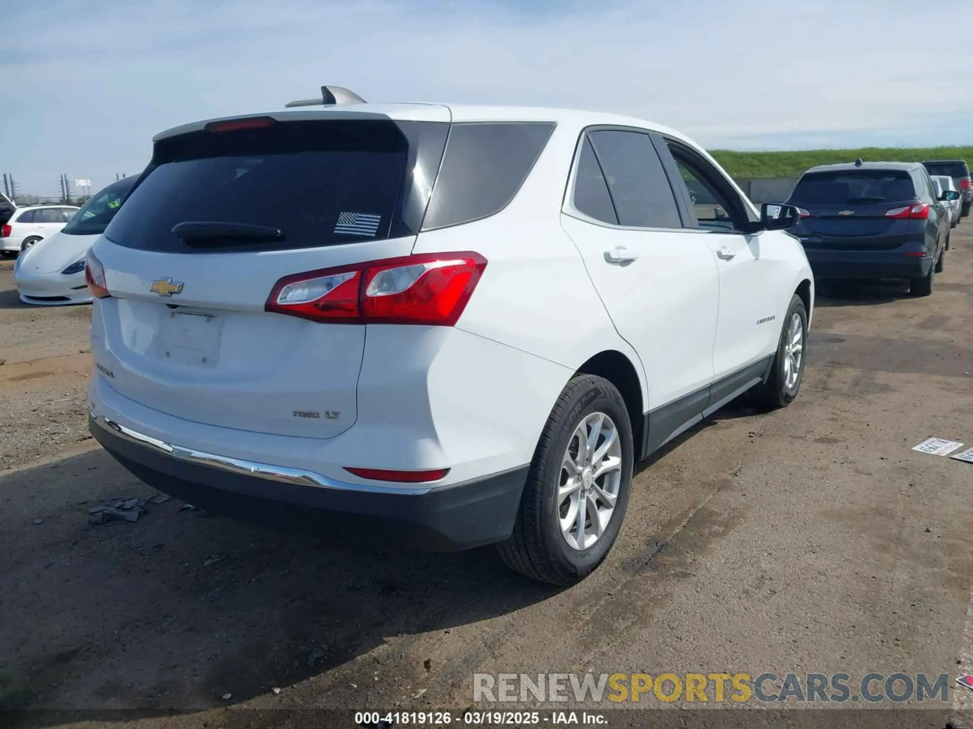 4 Photograph of a damaged car 2GNAXUEVXL6117227 CHEVROLET EQUINOX 2020