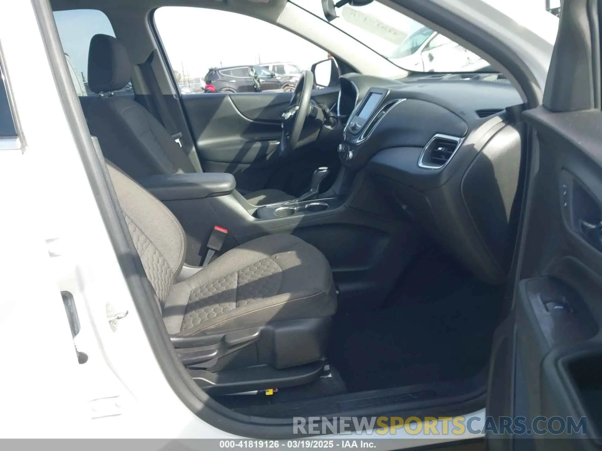 5 Photograph of a damaged car 2GNAXUEVXL6117227 CHEVROLET EQUINOX 2020