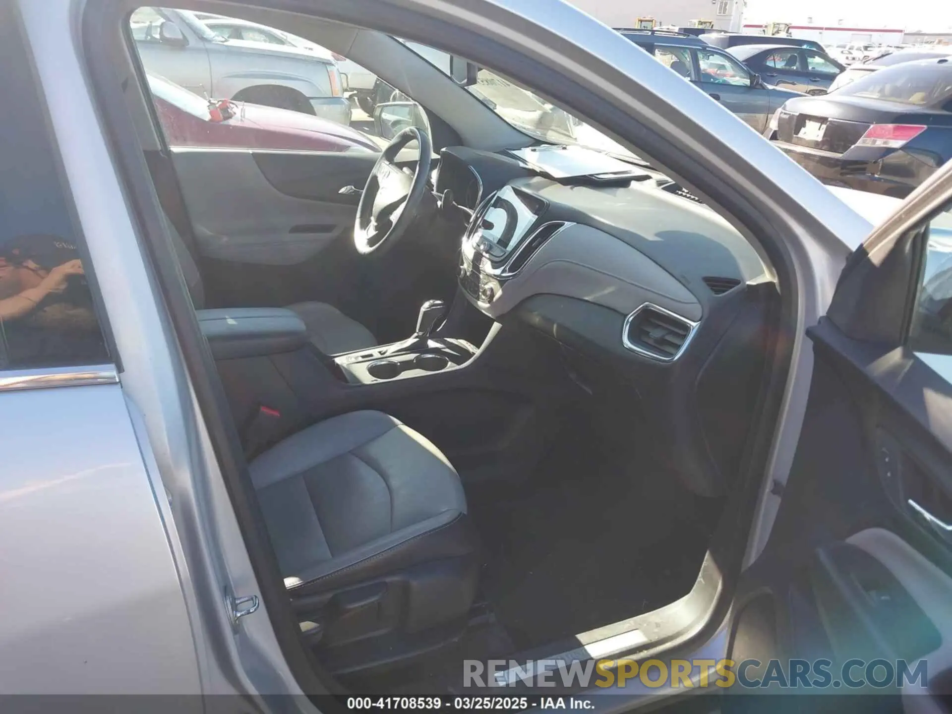 5 Photograph of a damaged car 2GNAXXEV2L6185460 CHEVROLET EQUINOX 2020