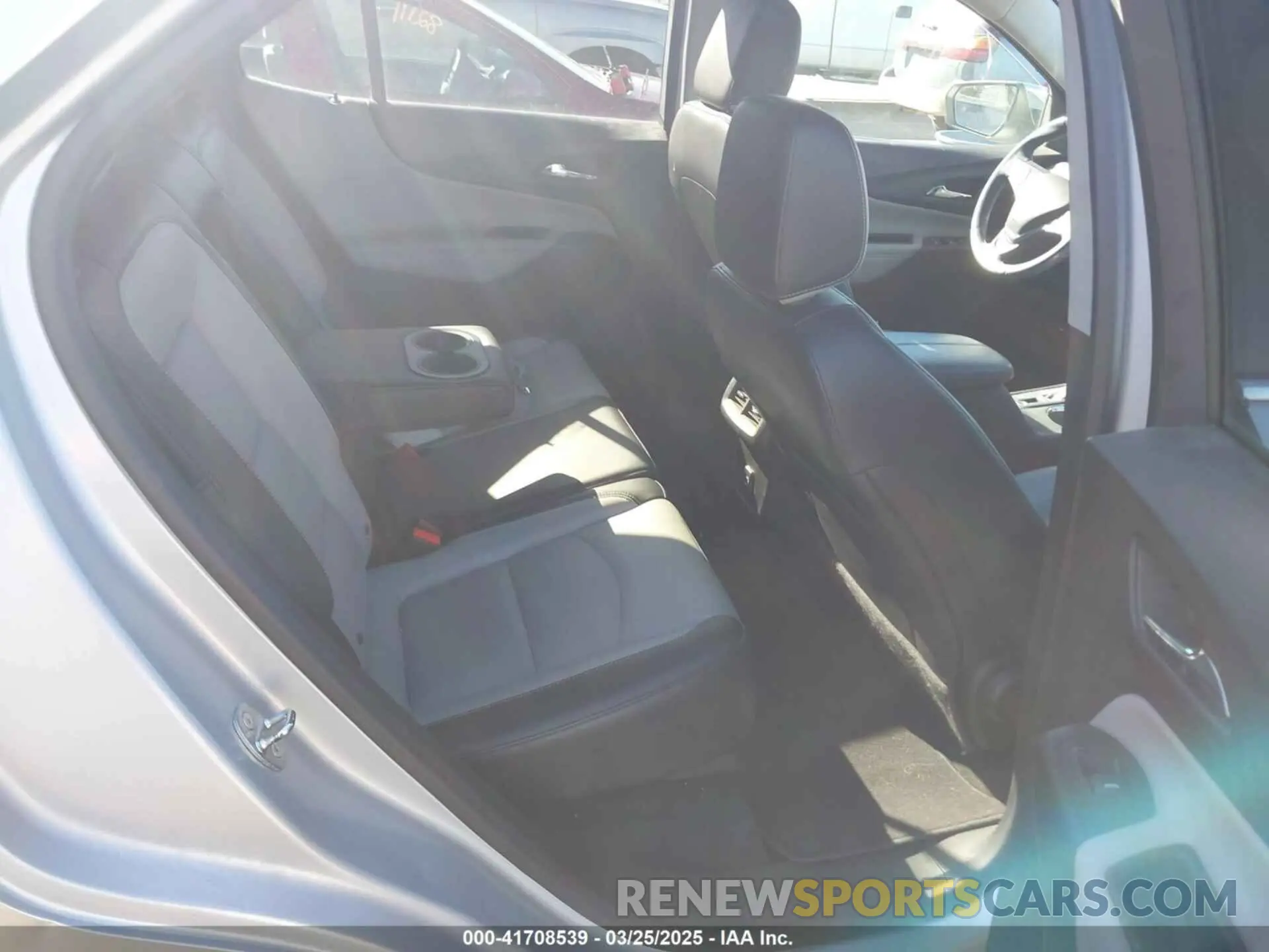 8 Photograph of a damaged car 2GNAXXEV2L6185460 CHEVROLET EQUINOX 2020