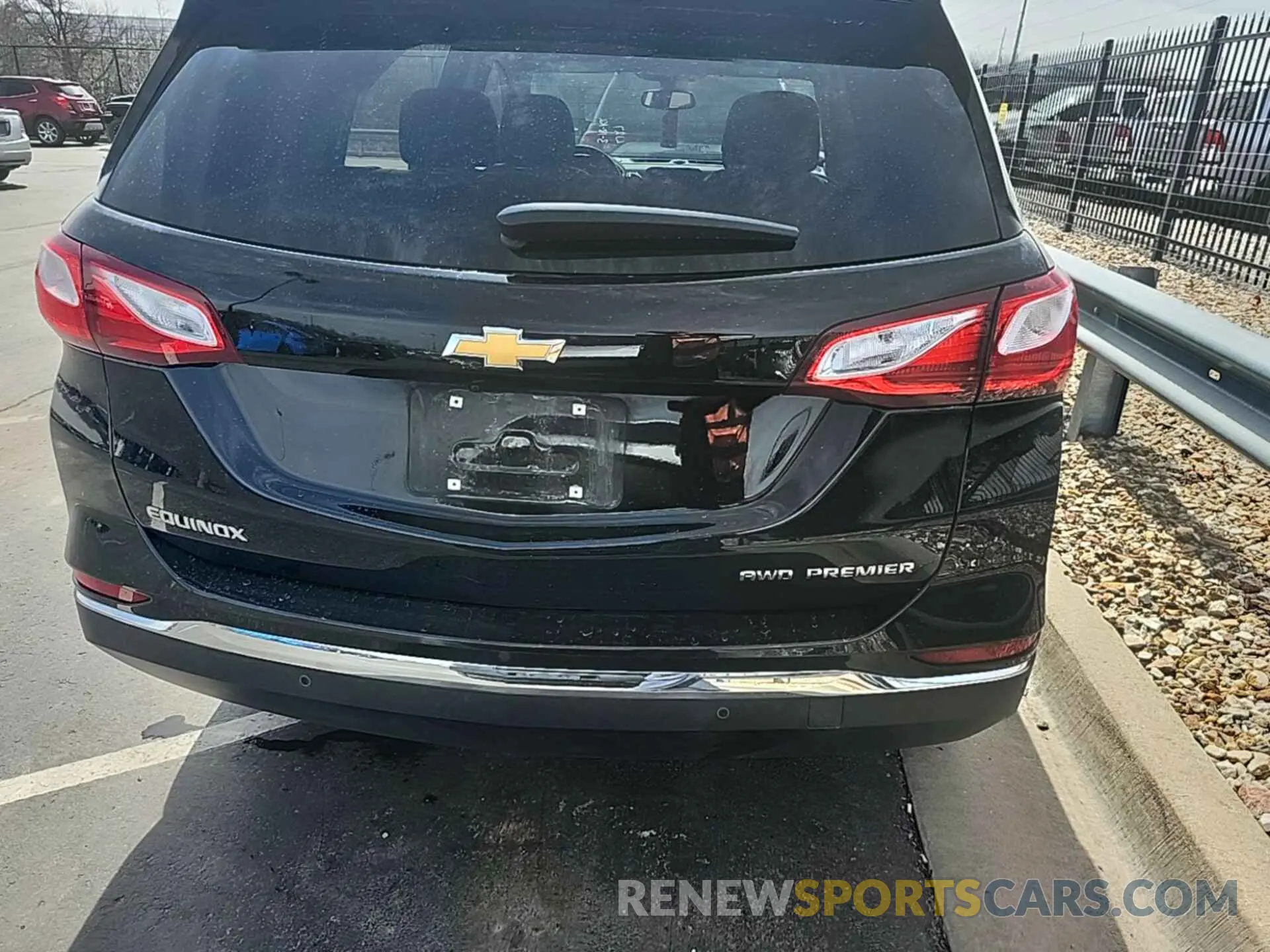 18 Photograph of a damaged car 2GNAXXEVXL6215532 CHEVROLET EQUINOX 2020