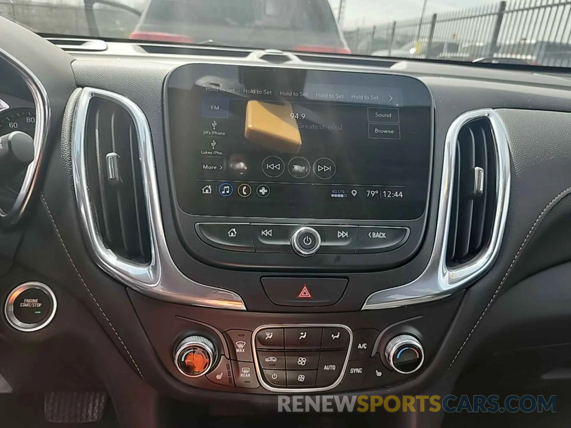 4 Photograph of a damaged car 2GNAXXEVXL6215532 CHEVROLET EQUINOX 2020