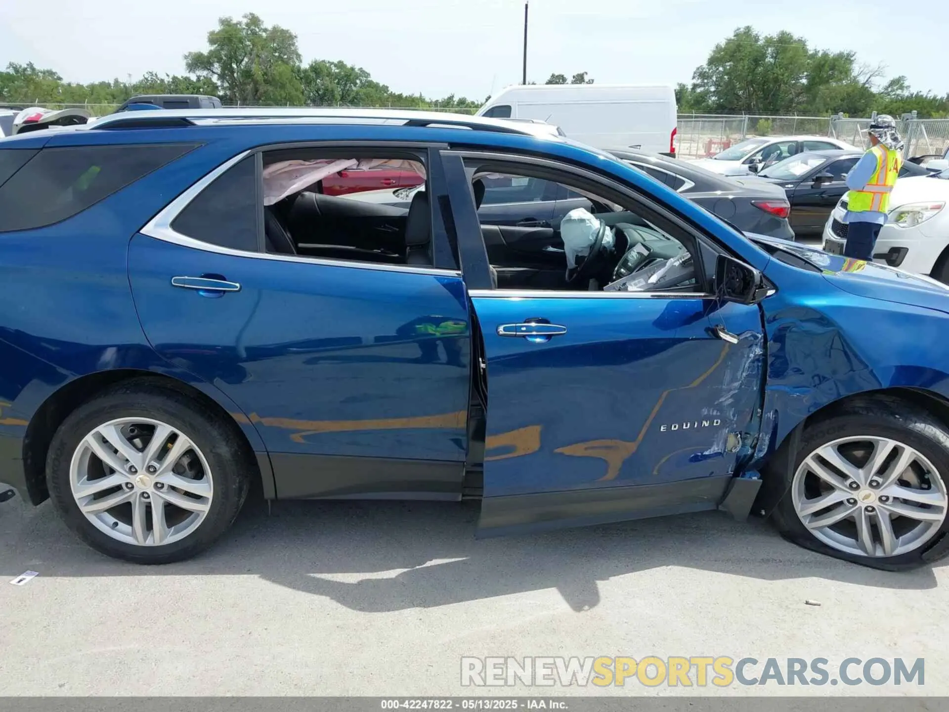 13 Photograph of a damaged car 2GNAXYEX3L6190898 CHEVROLET EQUINOX 2020