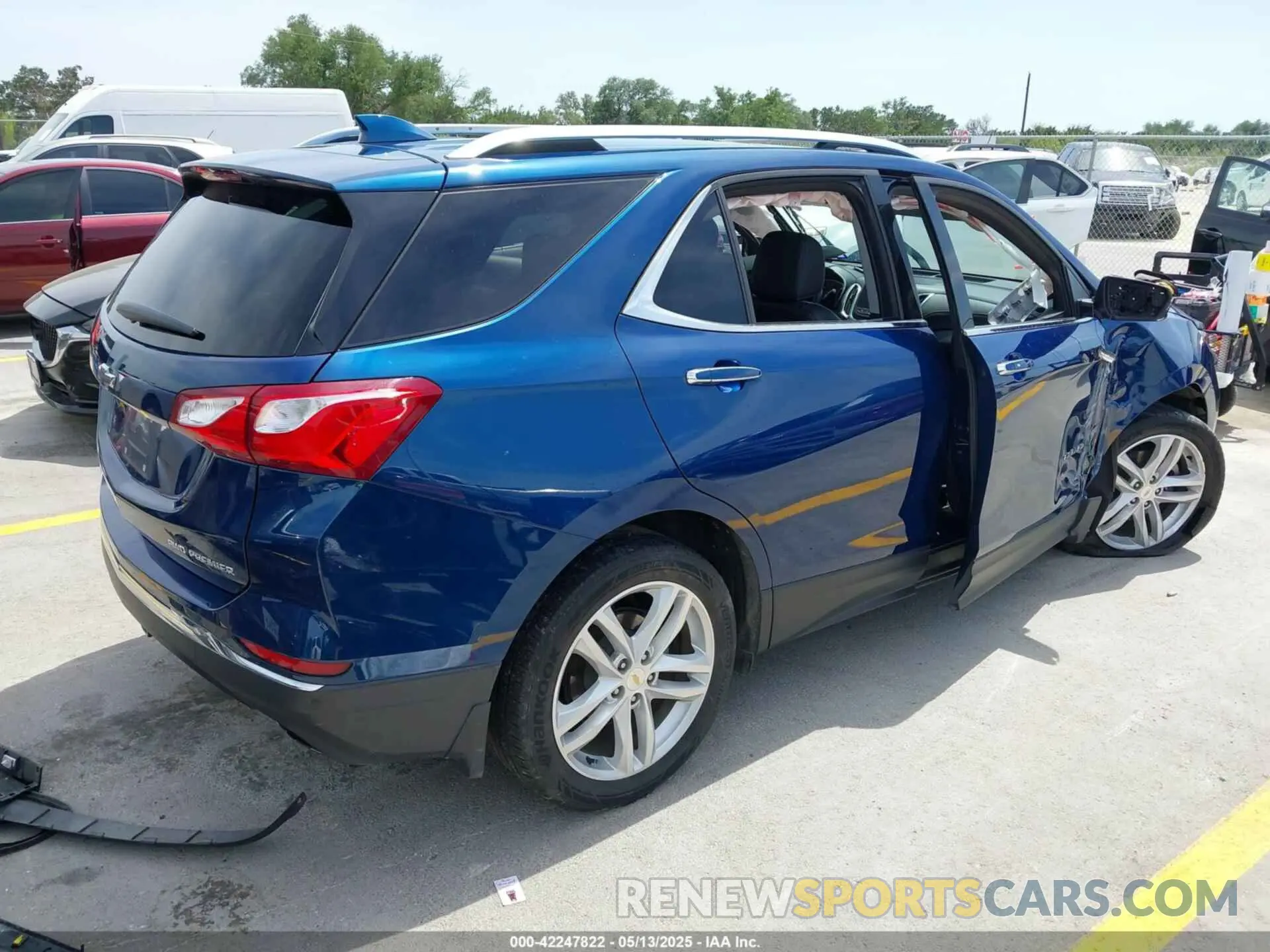 4 Photograph of a damaged car 2GNAXYEX3L6190898 CHEVROLET EQUINOX 2020