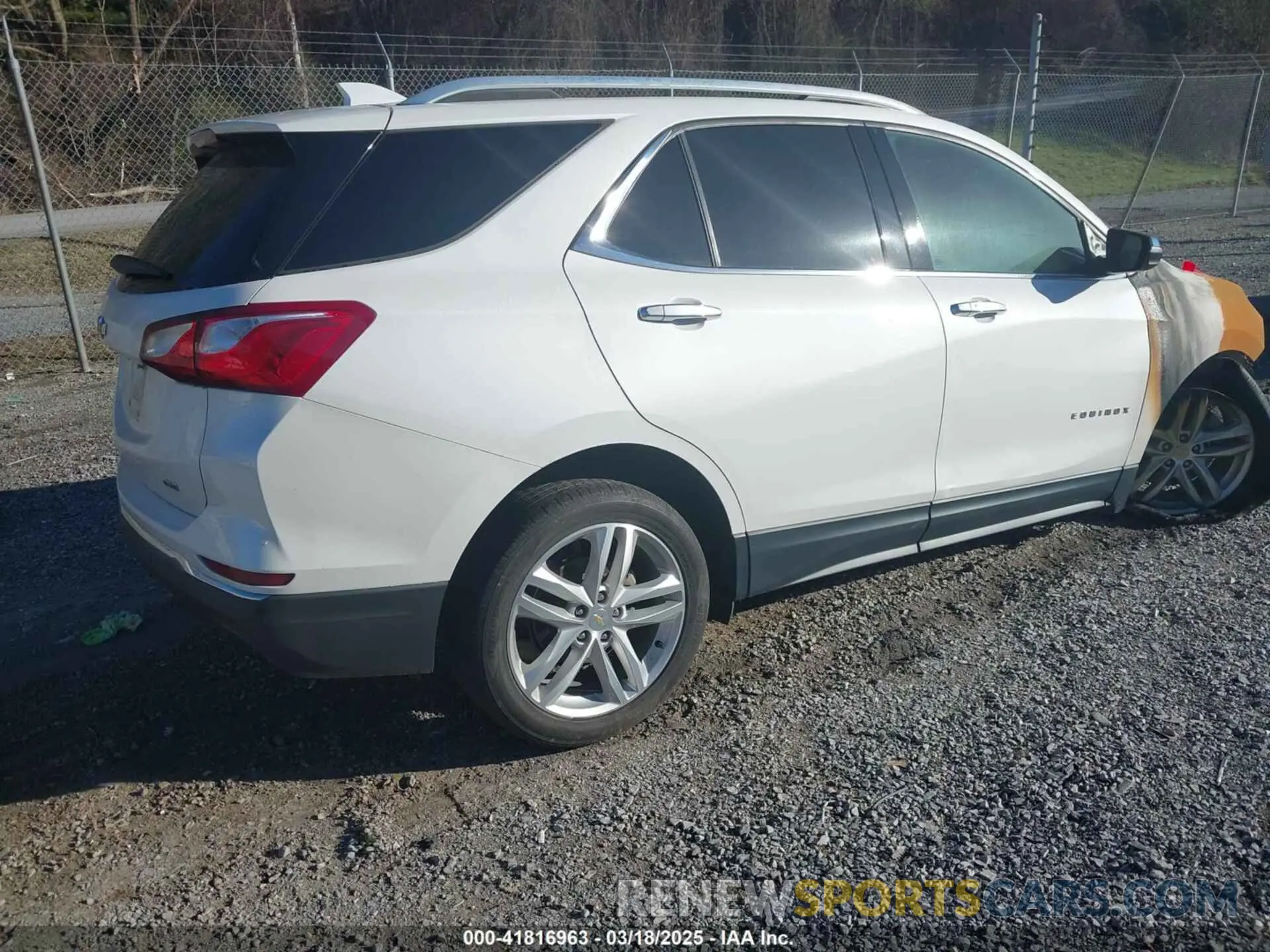4 Photograph of a damaged car 2GNAXYEX7L6157497 CHEVROLET EQUINOX 2020