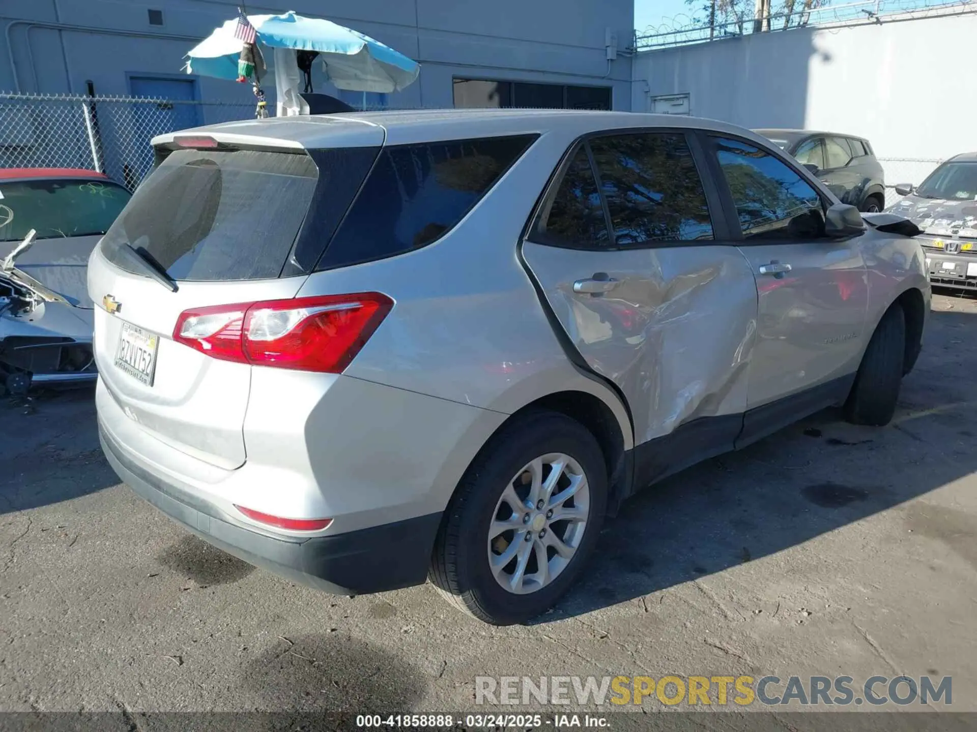 4 Photograph of a damaged car 3GNAXHEV2LS557791 CHEVROLET EQUINOX 2020