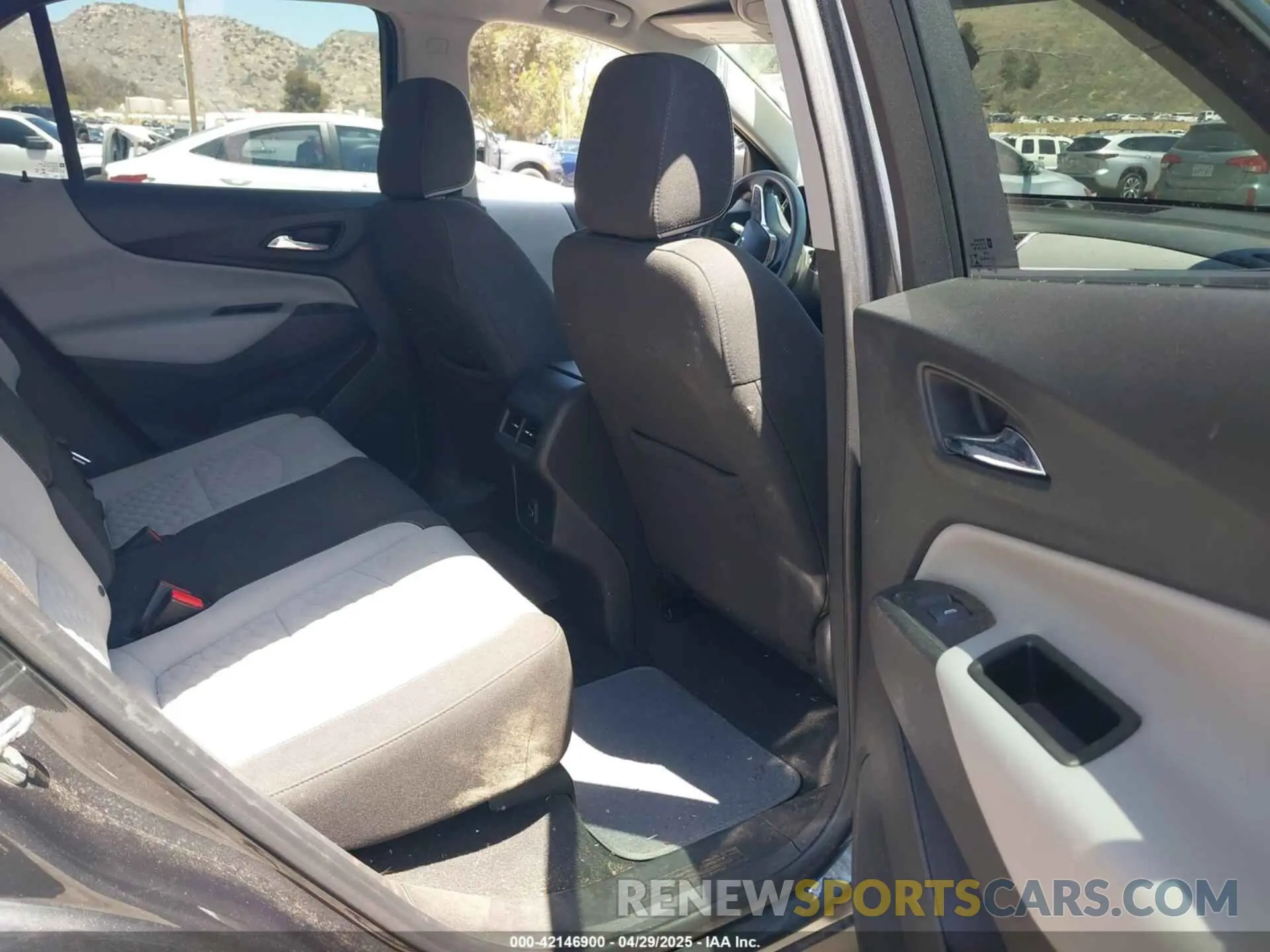 8 Photograph of a damaged car 3GNAXHEV4LS659089 CHEVROLET EQUINOX 2020