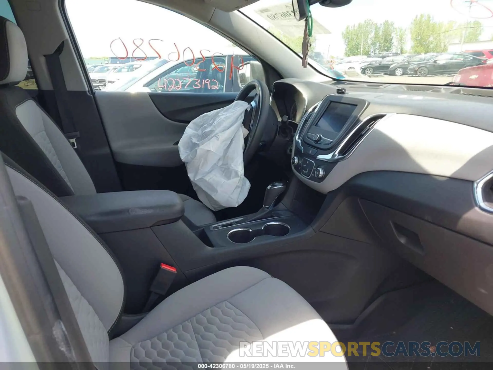 5 Photograph of a damaged car 3GNAXHEV5LS515051 CHEVROLET EQUINOX 2020