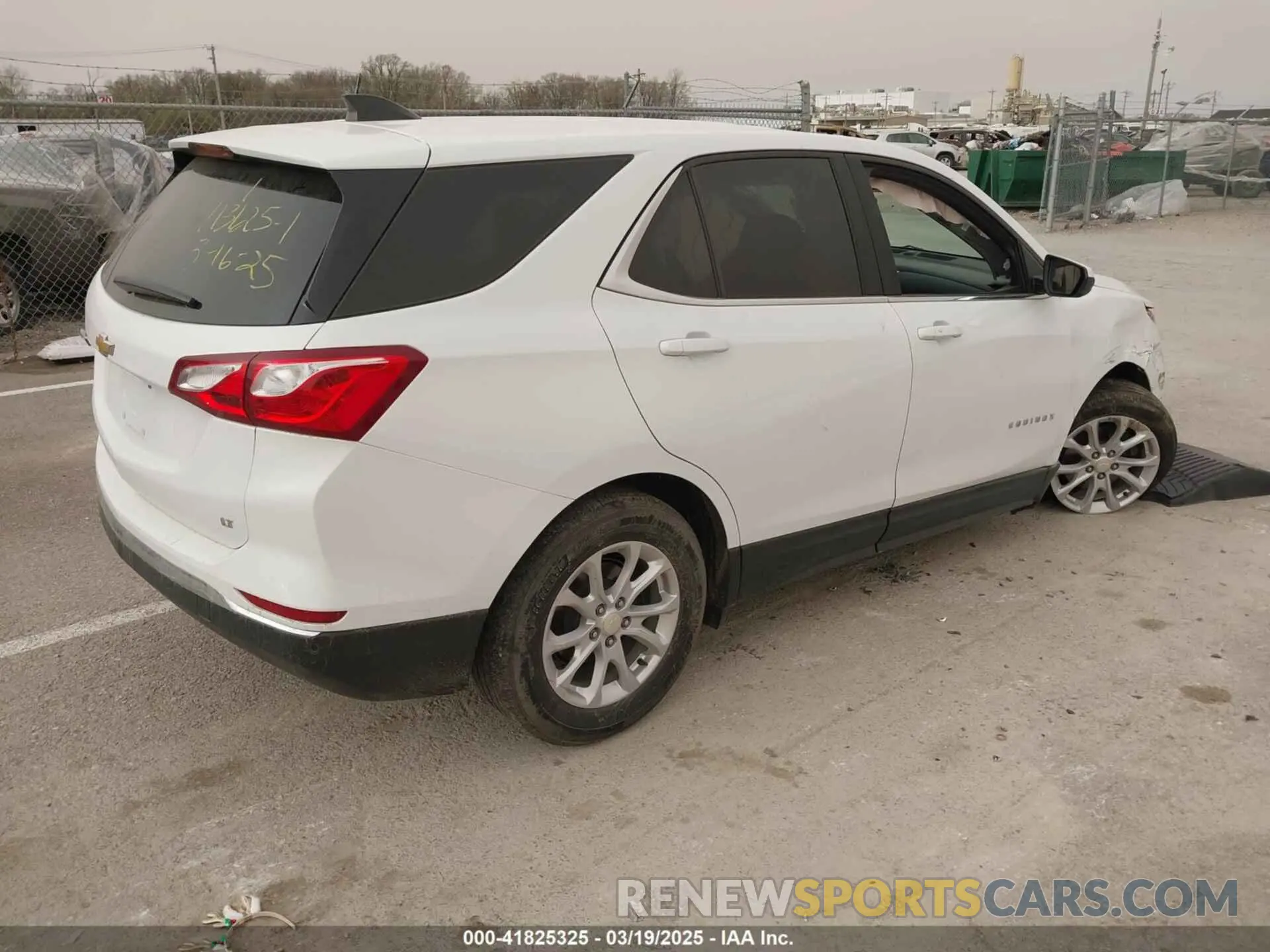 4 Photograph of a damaged car 3GNAXKEV3LL274582 CHEVROLET EQUINOX 2020