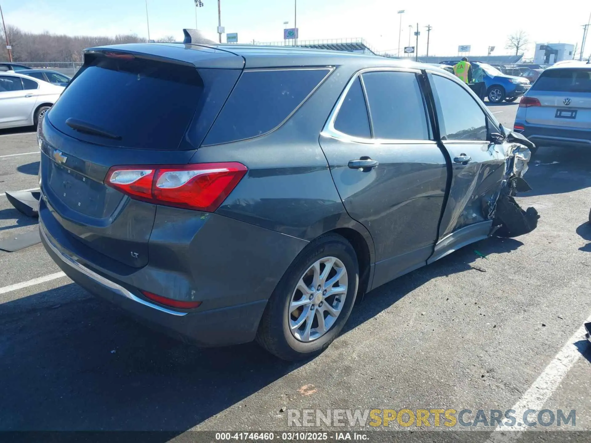 4 Photograph of a damaged car 3GNAXKEV6LS677638 CHEVROLET EQUINOX 2020
