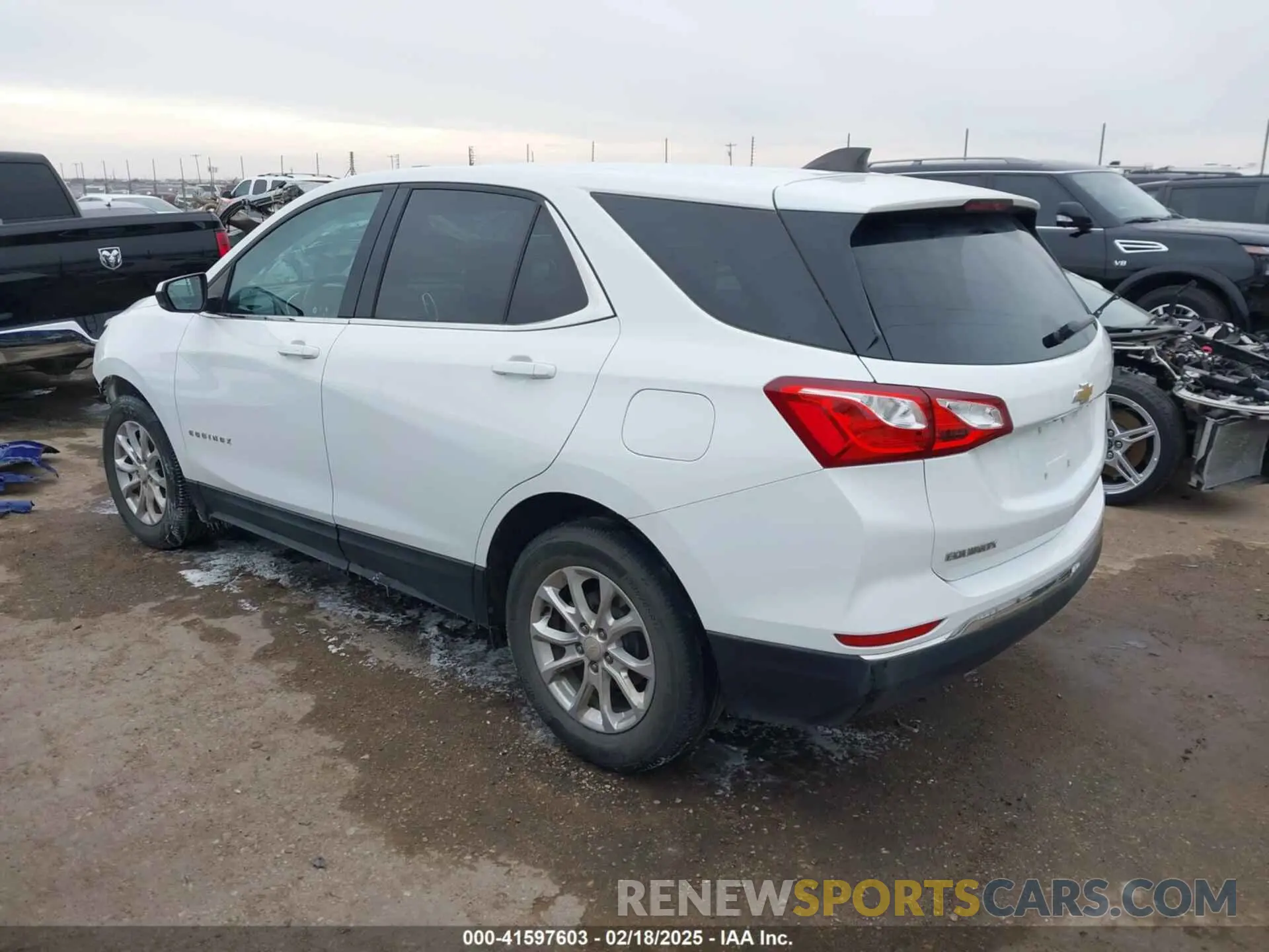 3 Photograph of a damaged car 3GNAXKEV7LS515582 CHEVROLET EQUINOX 2020