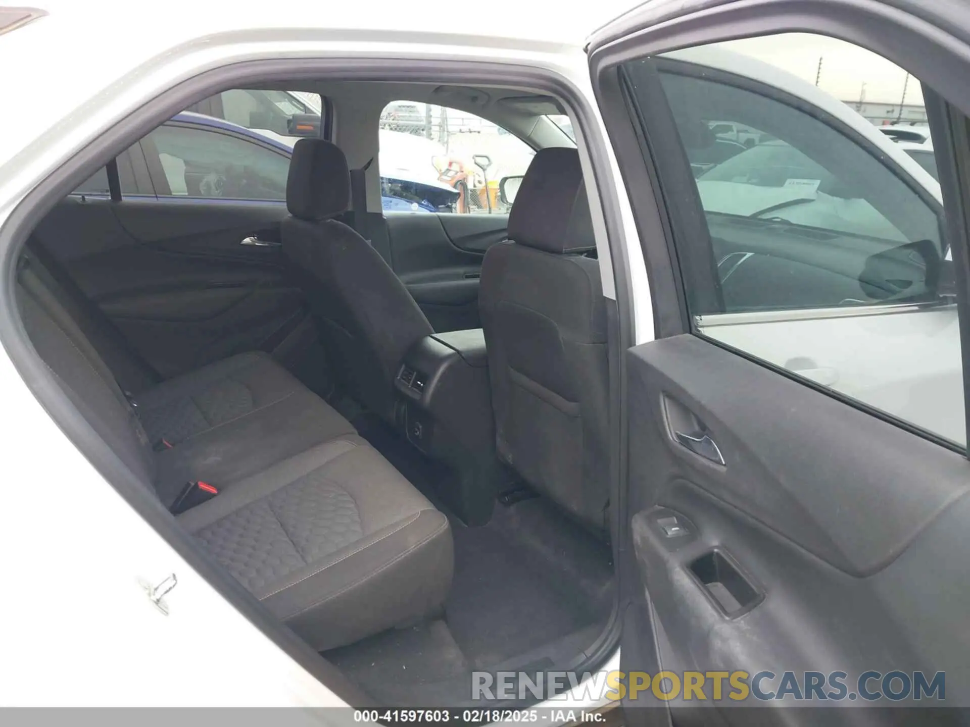 8 Photograph of a damaged car 3GNAXKEV7LS515582 CHEVROLET EQUINOX 2020