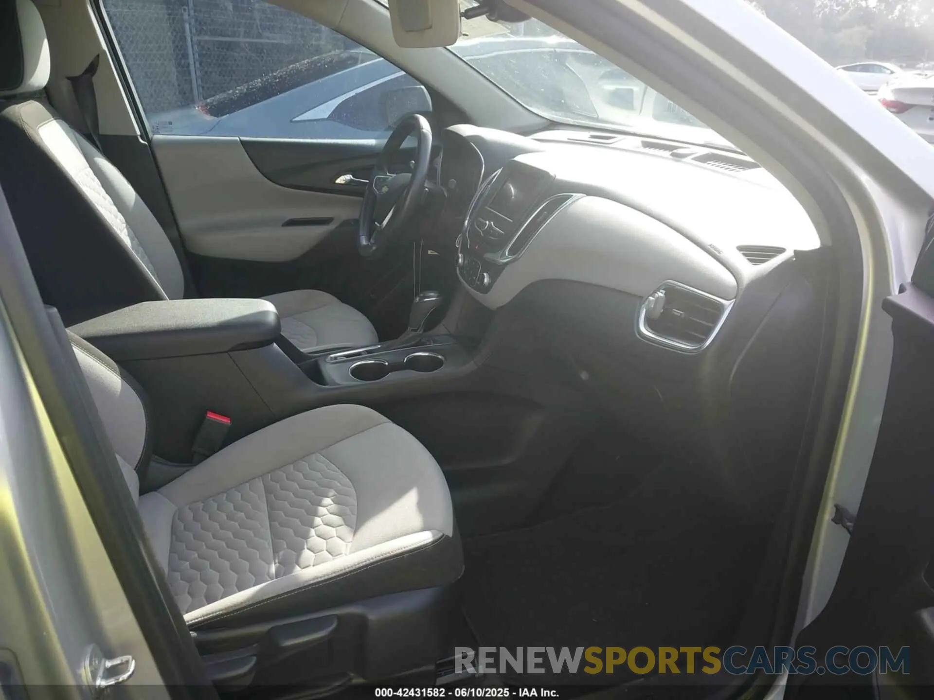 5 Photograph of a damaged car 3GNAXKEV8LL264954 CHEVROLET EQUINOX 2020