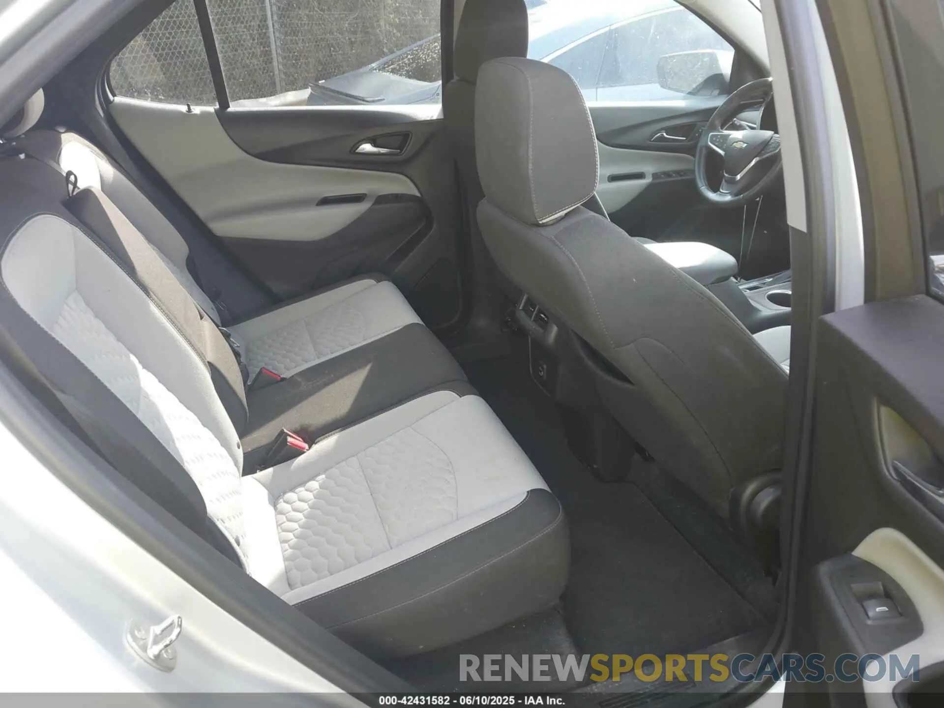 8 Photograph of a damaged car 3GNAXKEV8LL264954 CHEVROLET EQUINOX 2020