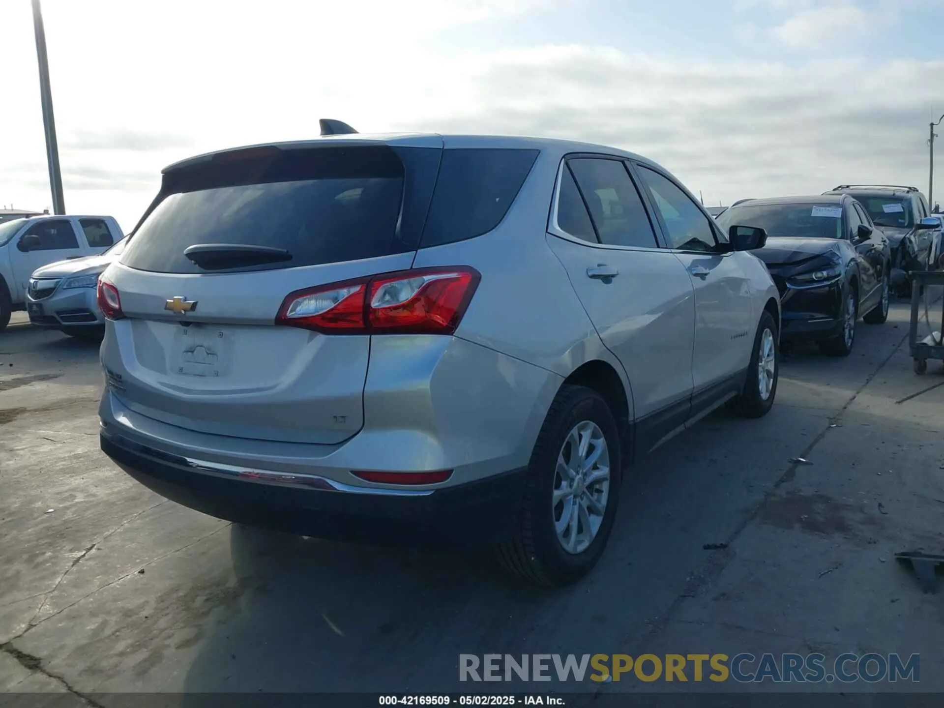 4 Photograph of a damaged car 3GNAXKEV9LS611052 CHEVROLET EQUINOX 2020