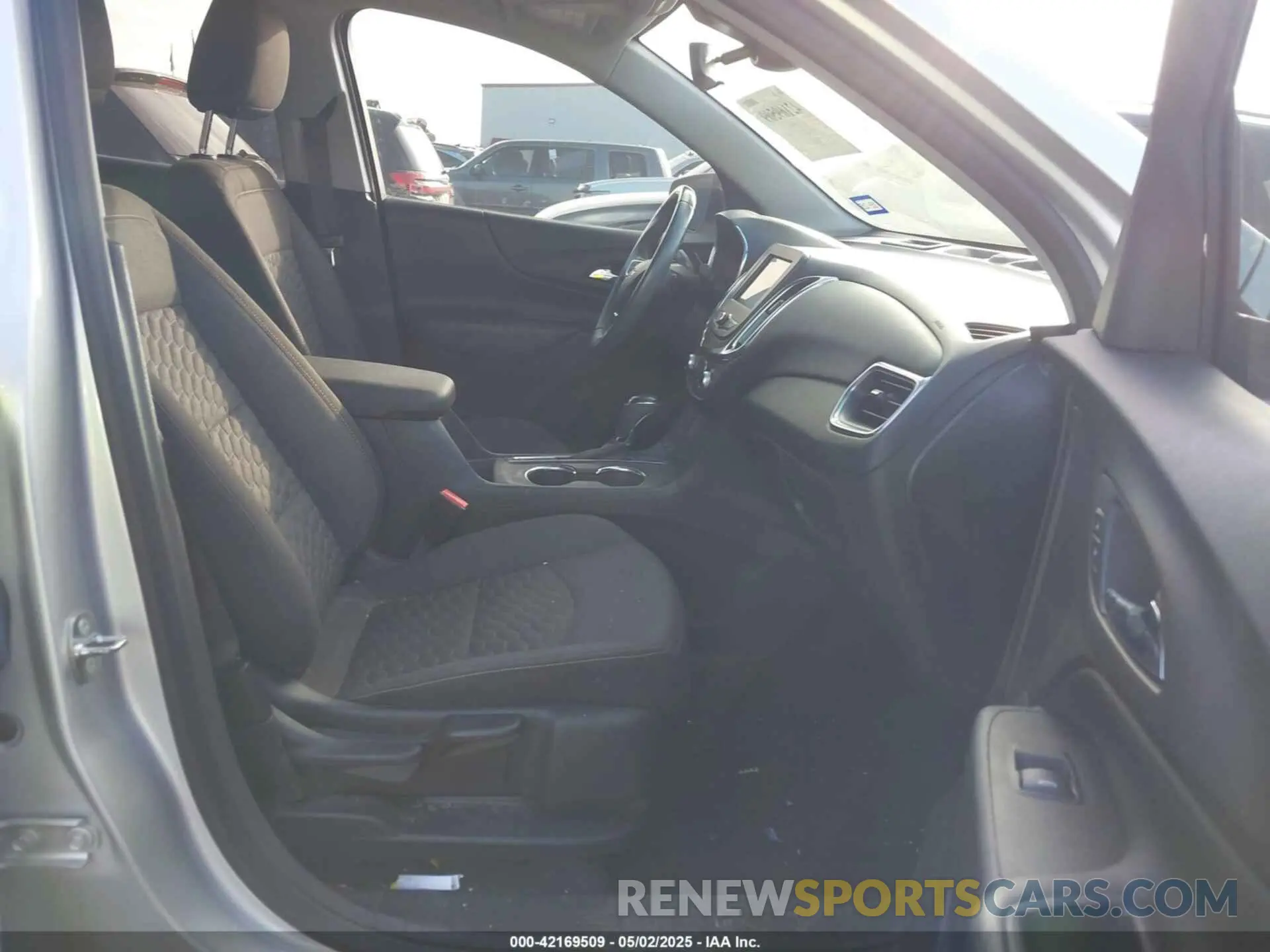5 Photograph of a damaged car 3GNAXKEV9LS611052 CHEVROLET EQUINOX 2020