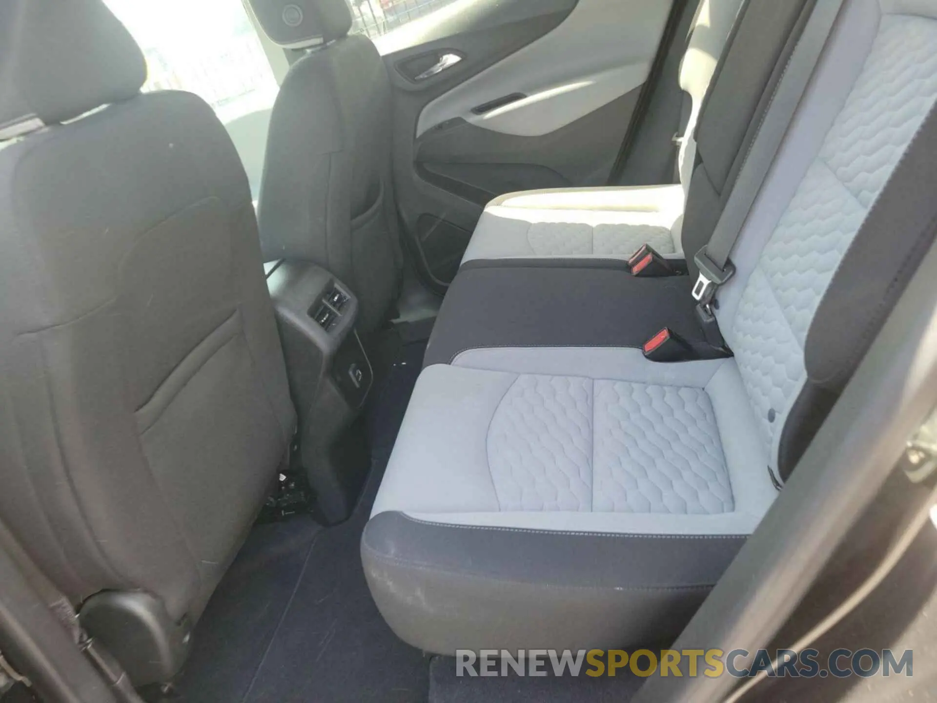 33 Photograph of a damaged car 2GNAXHEV2M6116582 CHEVROLET EQUINOX 2021