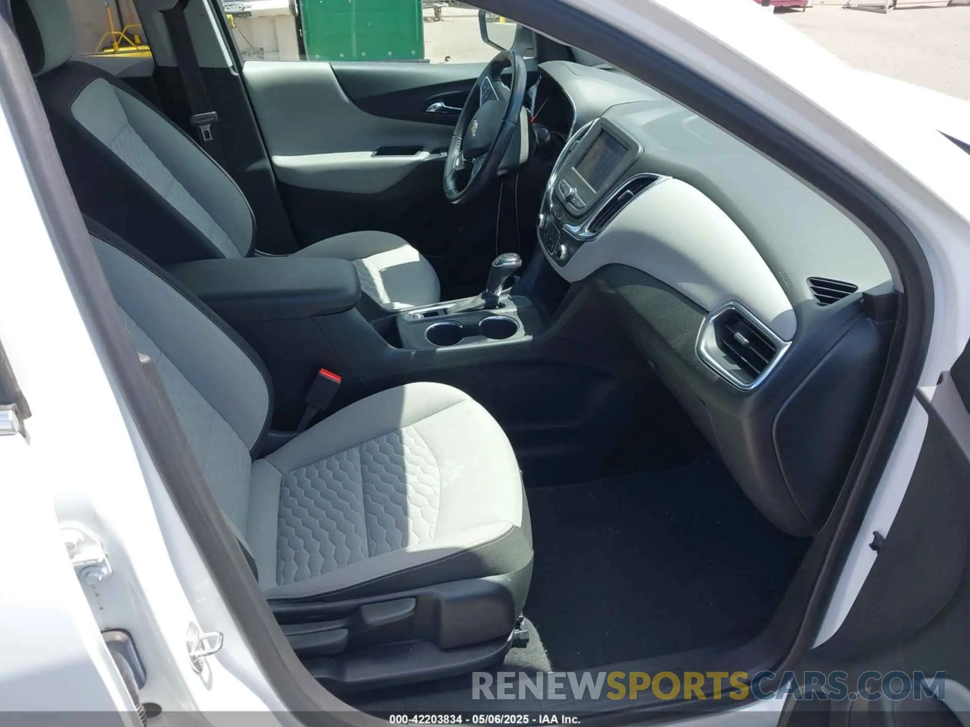 5 Photograph of a damaged car 2GNAXJEV2M6103385 CHEVROLET EQUINOX 2021