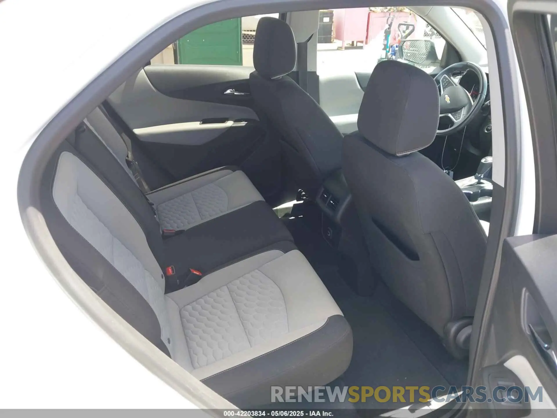 8 Photograph of a damaged car 2GNAXJEV2M6103385 CHEVROLET EQUINOX 2021