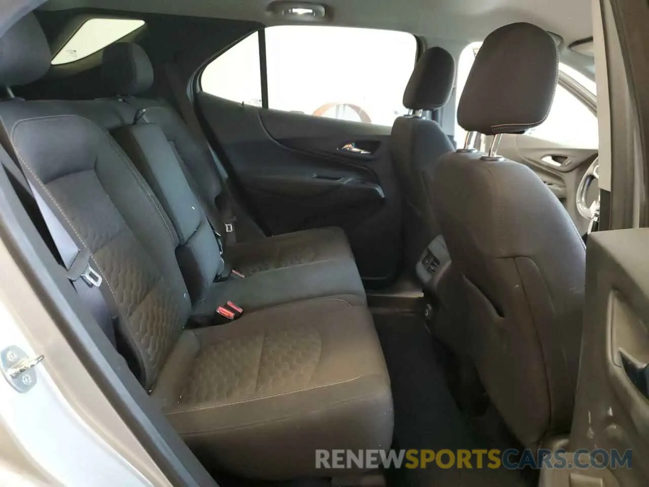 10 Photograph of a damaged car 2GNAXJEV4M6162552 CHEVROLET EQUINOX 2021