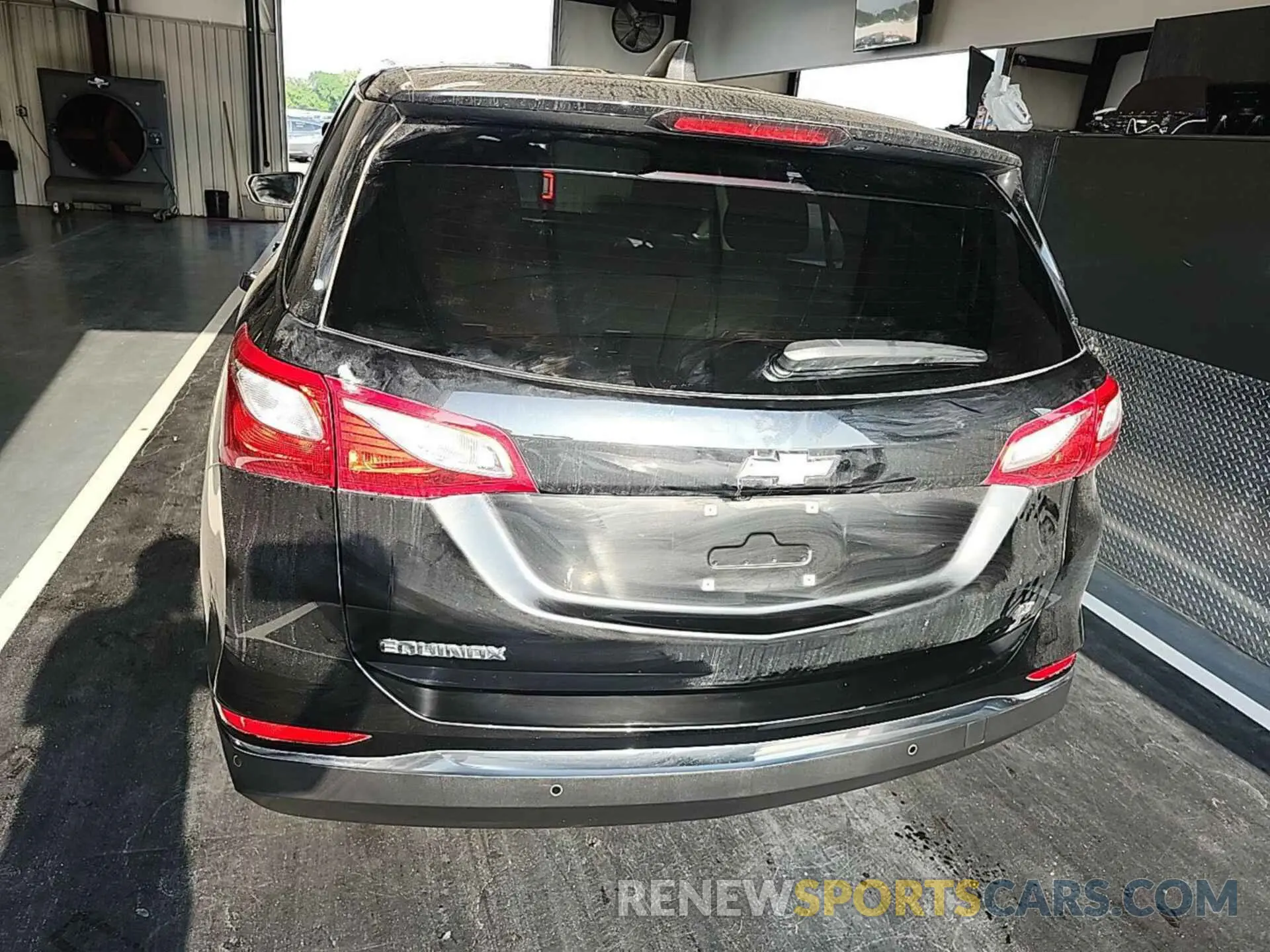 18 Photograph of a damaged car 2GNAXJEV5M6160860 CHEVROLET EQUINOX 2021