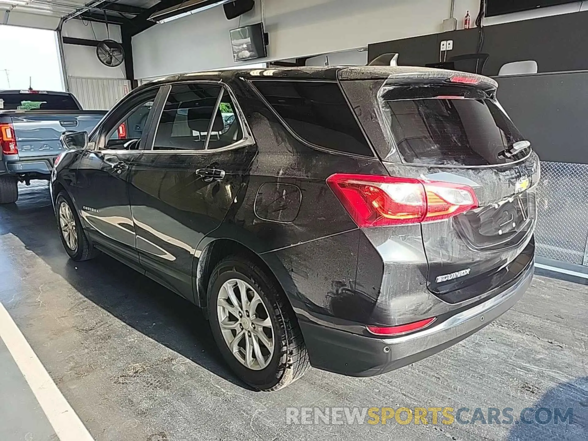 24 Photograph of a damaged car 2GNAXJEV5M6160860 CHEVROLET EQUINOX 2021