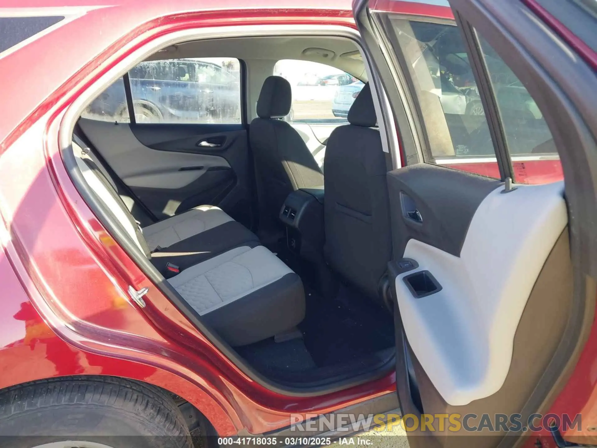 8 Photograph of a damaged car 2GNAXKEV0M6135676 CHEVROLET EQUINOX 2021