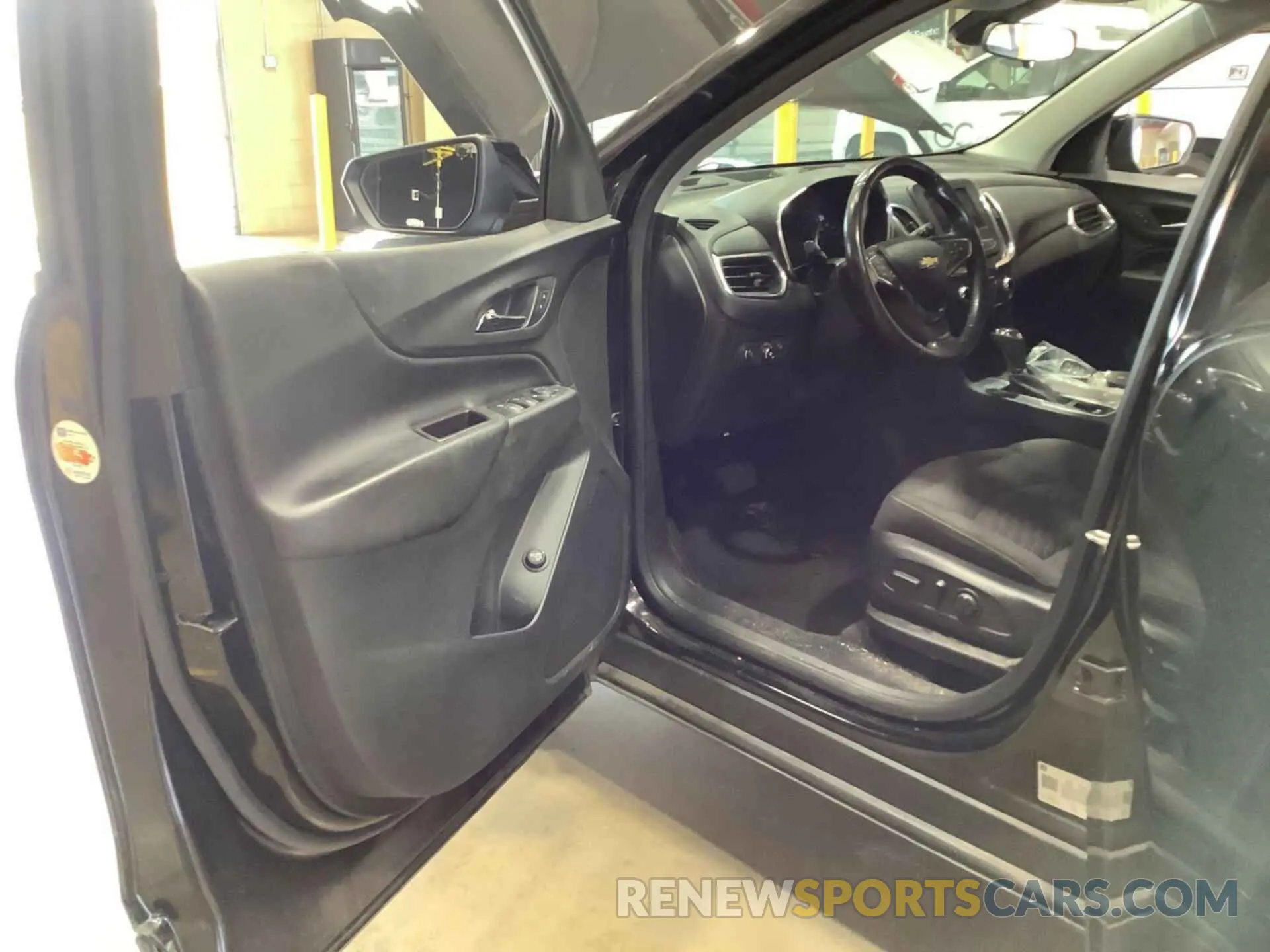 21 Photograph of a damaged car 2GNAXKEV1M6123908 CHEVROLET EQUINOX 2021